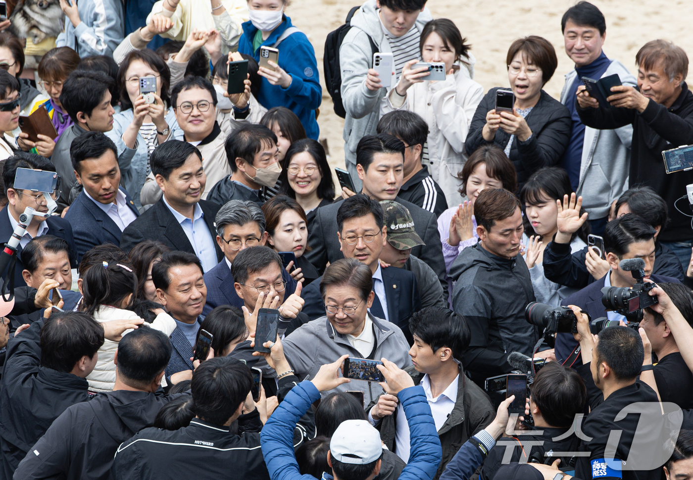 (강릉=뉴스1) 이재명 기자 = '골목골목 경청투어 : 동해안벨트편'에 나선 이재명 더불어민주당 대통령 후보가 3일 오후 강원 강릉시 안목해변에서 연휴객들과 인사를 나누고 있다. …