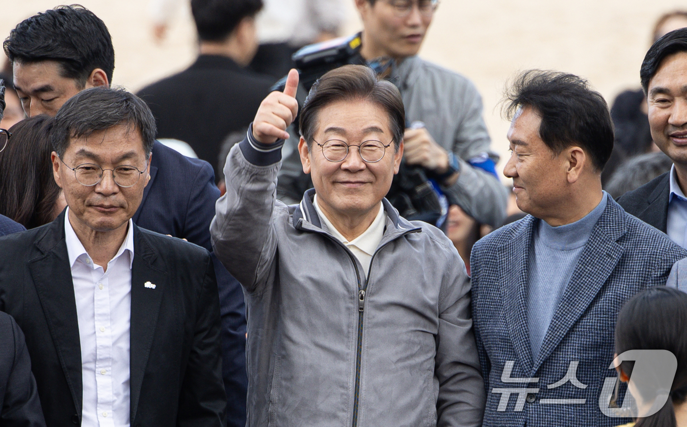 (강릉=뉴스1) 이재명 기자 = '골목골목 경청투어 : 동해안벨트편'에 나선 이재명 더불어민주당 대통령 후보가 3일 오후 강원 강릉시 안목해변에서 엄지척을 하고 있다. 2025.5 …