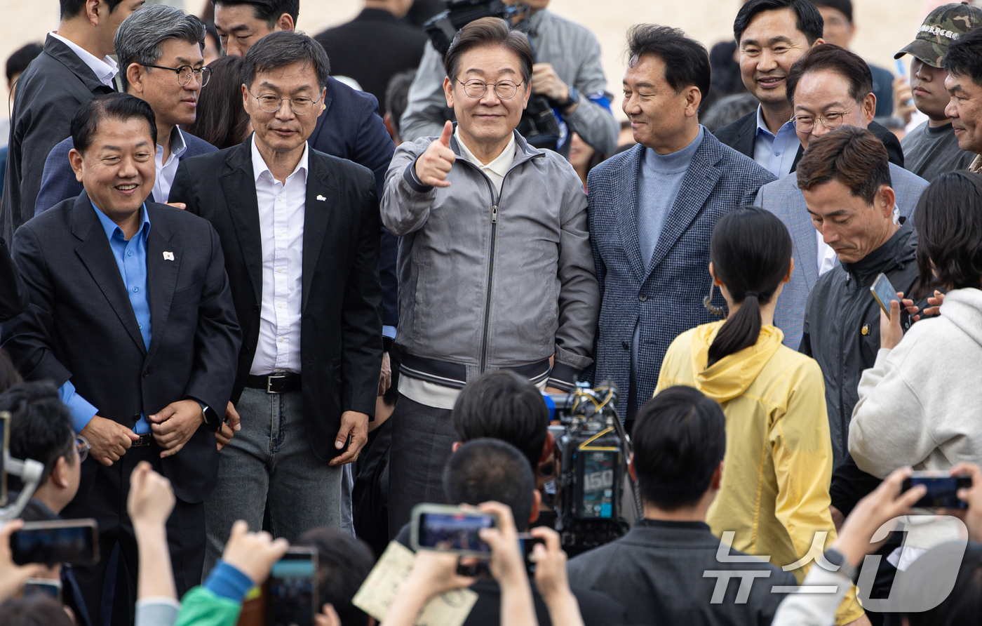 (강릉=뉴스1) 이재명 기자 = '골목골목 경청투어 : 동해안벨트편'에 나선 이재명 더불어민주당 대통령 후보가 3일 오후 강원 강릉시 안목해변에서 엄지척을 하고 있다. 2025.5 …