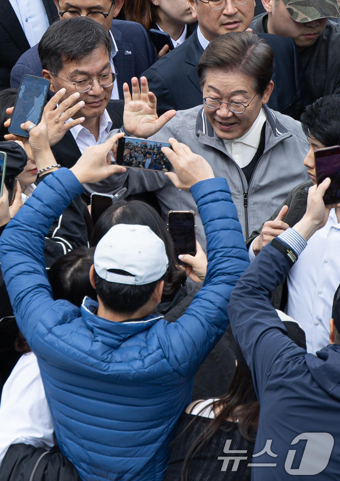 (강릉=뉴스1) 이재명 기자 = '골목골목 경청투어 : 동해안벨트편'에 나선 이재명 더불어민주당 대통령 후보가 3일 오후 강원 강릉시 안목해변에서 지지자들과 인사를 나누고 있다. …