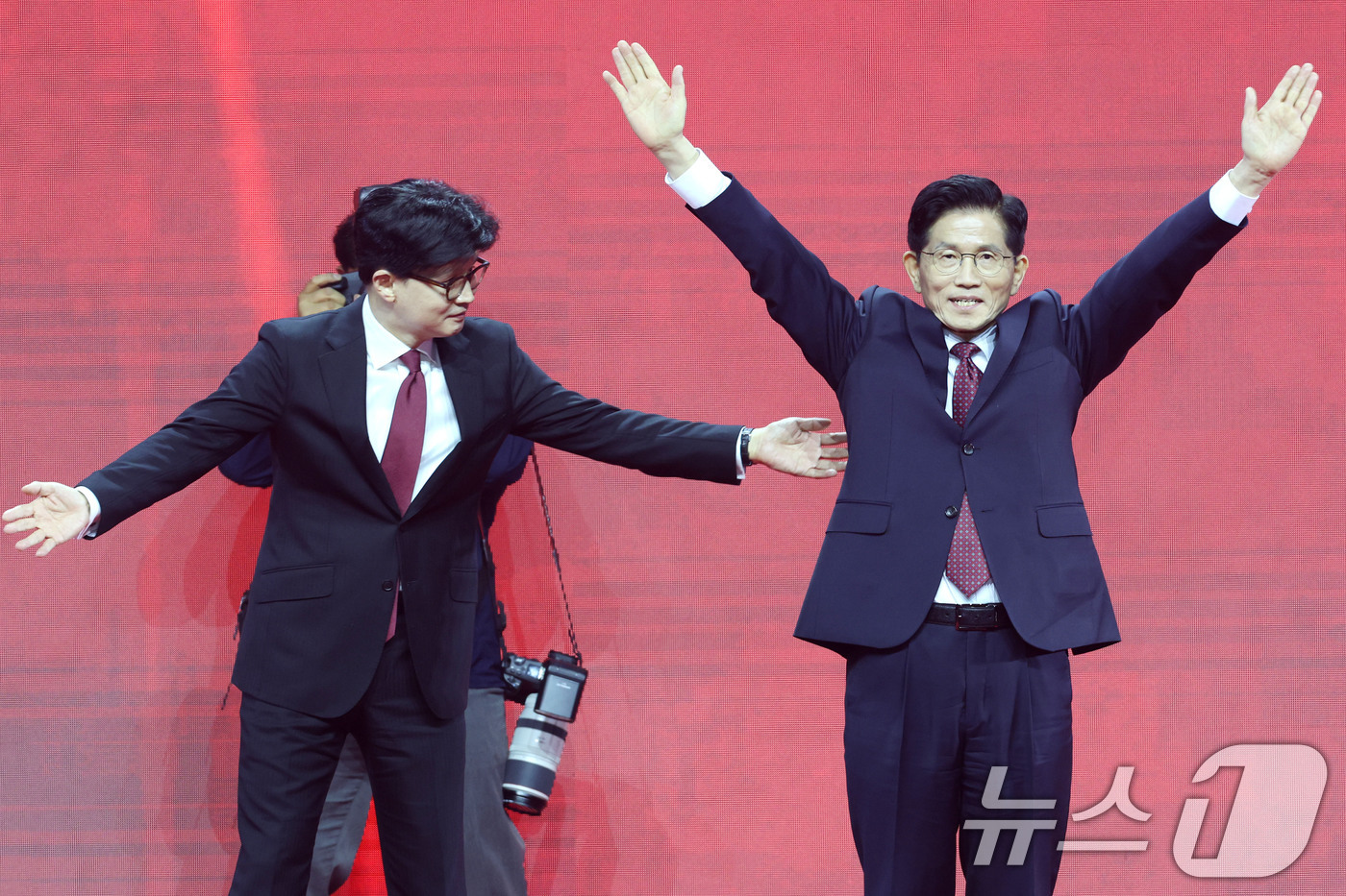 (고양=뉴스1) 이광호 기자 = 김문수 국민의힘 대선 경선 후보가 3일 경기 고양시 킨텍스에서 열린 5차 전당대회에서 당원들에게 인사하고 있다. 왼쪽은 한동훈 경선 후보. 2025 …