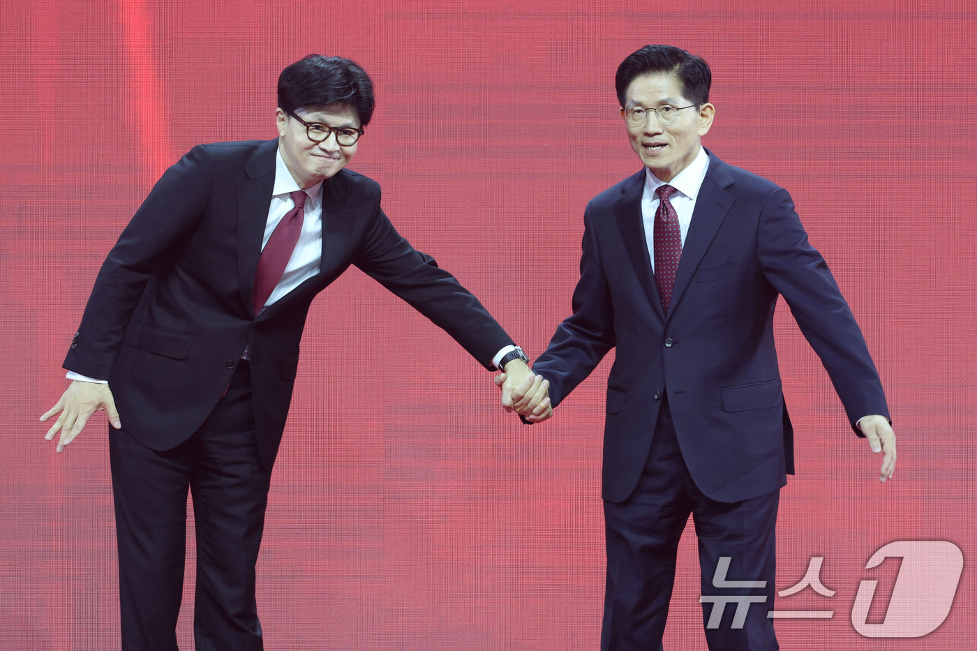 (고양=뉴스1) 이광호 기자 = 김문수, 한동훈 국민의힘 대선 경선 후보가 3일 경기 고양시 킨텍스에서 열린 5차 전당대회에서 당원들에게 인사하기 위해 손을 잡고 있다. 2025. …
