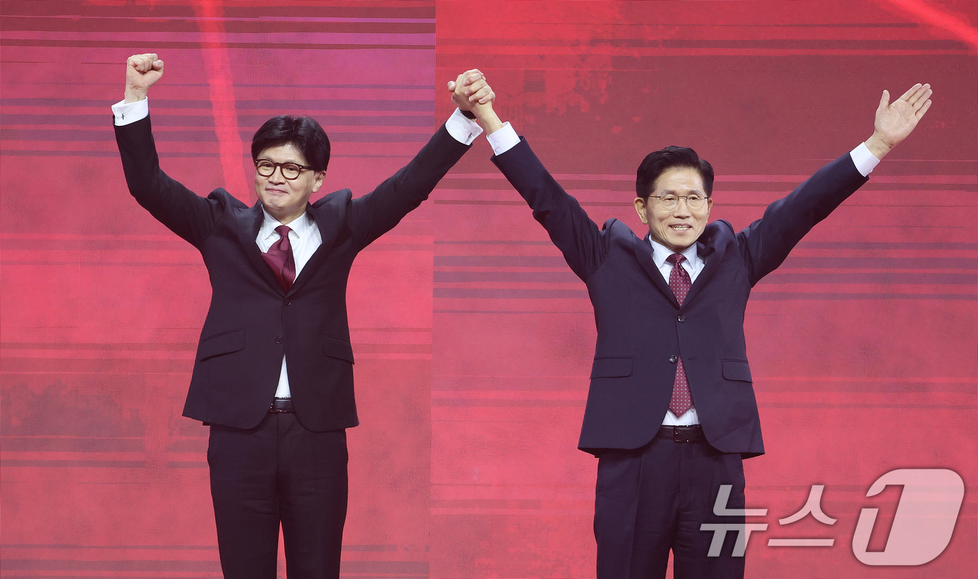 (고양=뉴스1) 이광호 기자 = 국민의힘 한동훈(왼쪽), 김문수 대선 경선 후보가 3일 오후 경기 고양시 킨텍스에서 열린 제5차 전당대회에서 제21대 대통령선거 후보자 선출에 앞서 …
