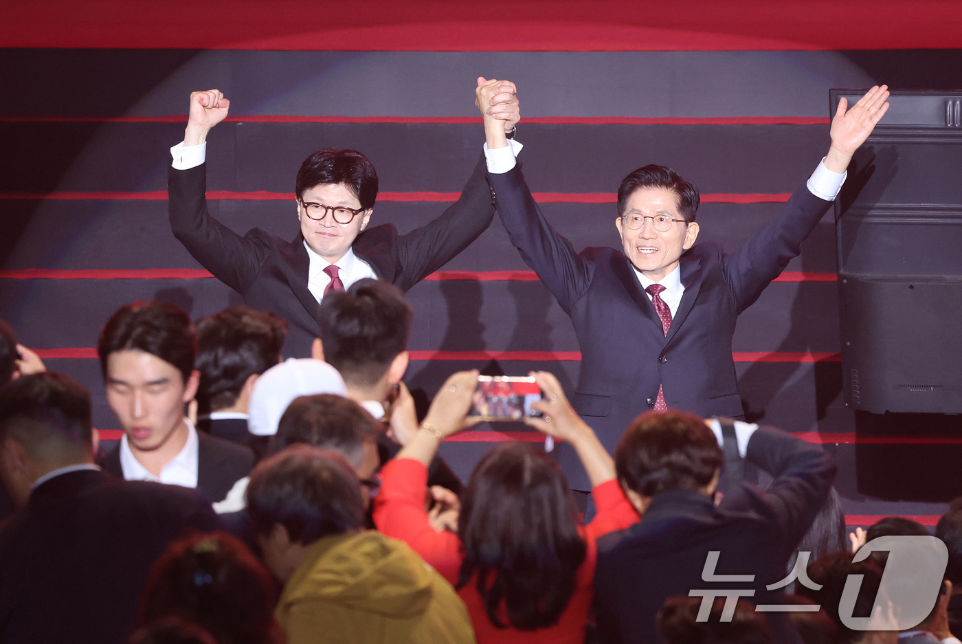 (고양=뉴스1) 이광호 기자 = 국민의힘 김문수(오른쪽), 한동훈 대선 경선 후보가 3일 오후 경기 고양시 킨텍스에서 열린 제5차 전당대회에서 제21대 대통령선거 후보자 선출에 앞 …