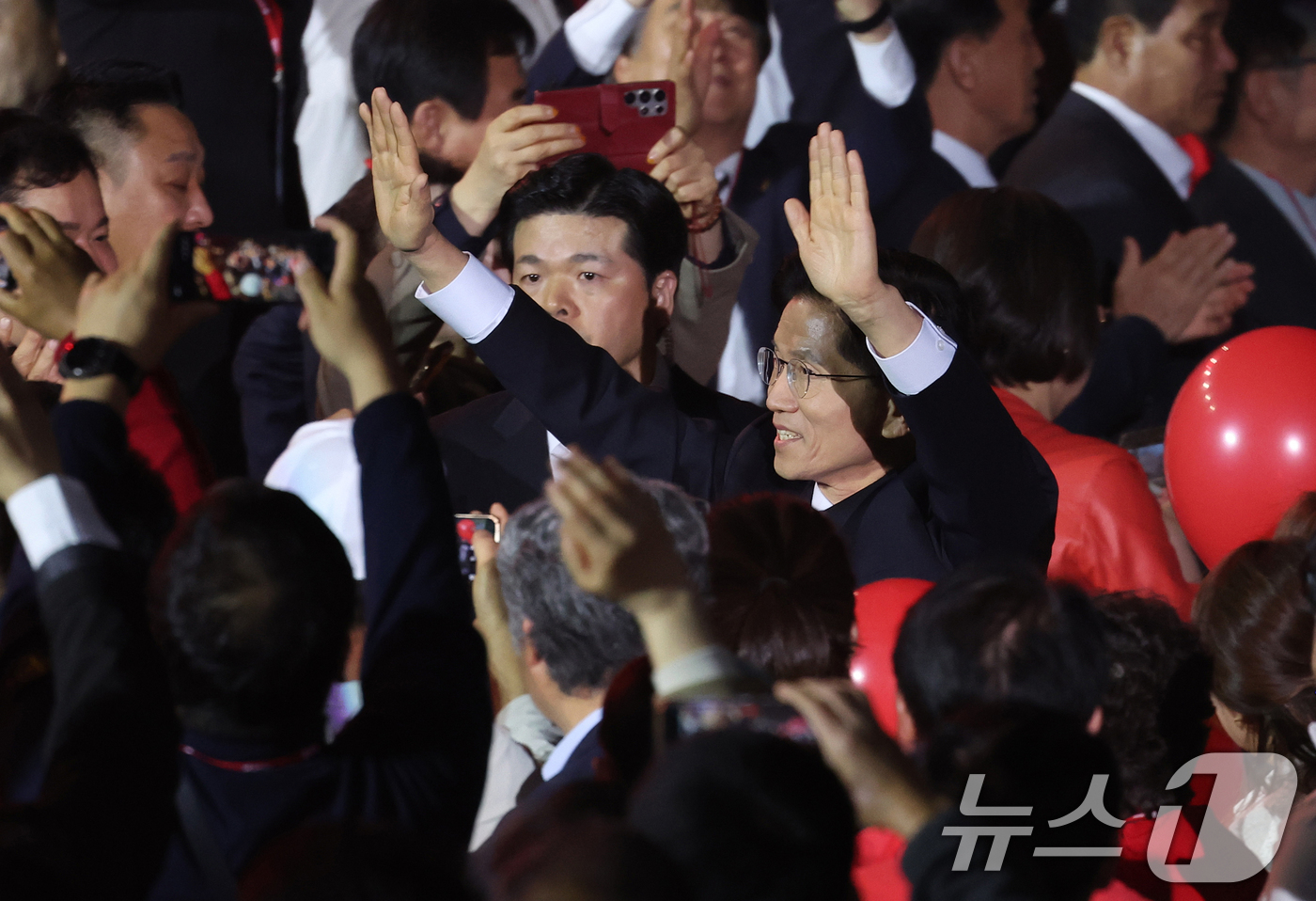 (고양=뉴스1) 이광호 기자 = 국민의힘 김문수 대선 경선 후보가 3일 오후 경기 고양시 킨텍스에서 열린 제5차 전당대회 입장하며 인사하고 있다. (공동취재) 2025.5.3/뉴스 …