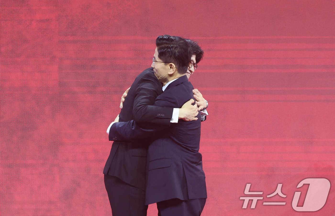 (고양=뉴스1) 이광호 기자 = 국민의힘 김문수(오른쪽), 한동훈 대선 경선 후보가 3일 오후 경기 고양시 킨텍스에서 열린 제5차 전당대회에서 제21대 대통령선거 후보자 선출에 앞 …