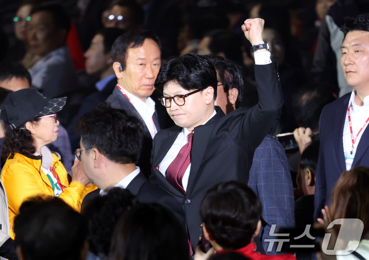 (고양=뉴스1) 이광호 기자 = 국민의힘 한동훈 대선 경선 후보가  3일 오후 경기 고양시 킨텍스에서 열린 제5차 전당대회에 입장하며 인사하고 있다. (공동취재) 2025.5.3/ …