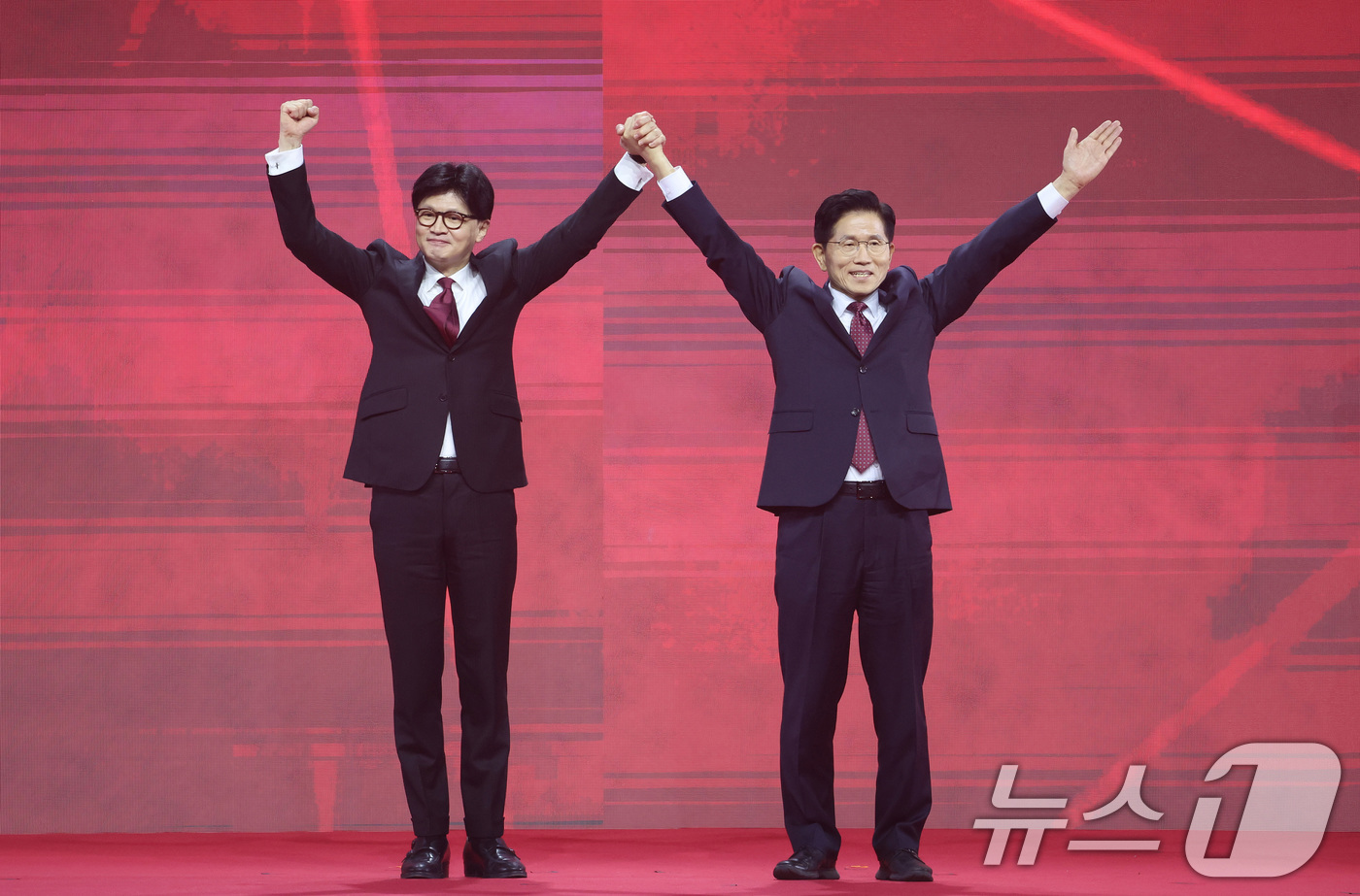 (고양=뉴스1) 이광호 기자 = 국민의힘 김문수(오른쪽), 한동훈 대선 경선 후보가 3일 오후 경기 고양시 킨텍스에서 열린 제5차 전당대회에서 제21대 대통령선거 후보자 선출에 앞 …
