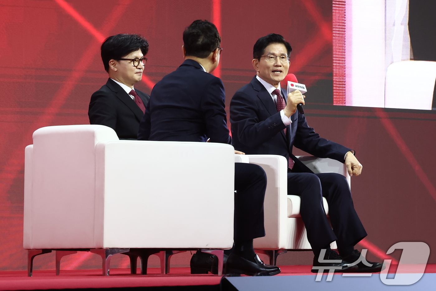 (고양=뉴스1) 김민지 기자 = 국민의힘 김문수(오른쪽), 한동훈 대선 경선 후보가 3일 오후 경기 고양시 킨텍스에서 열린 제5차 전당대회에서 제21대 대통령선거 최종 후보 선출을 …