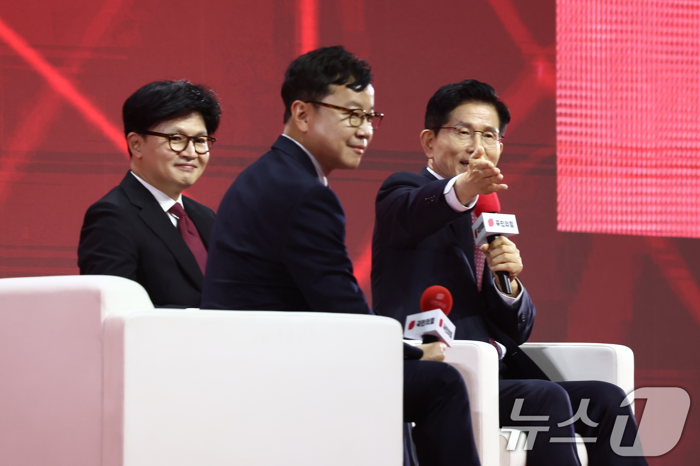 (고양=뉴스1) 김민지 기자 = 국민의힘 김문수(오른쪽), 한동훈 대선 경선 후보가 3일 오후 경기 고양시 킨텍스에서 열린 제5차 전당대회에서 제21대 대통령선거 최종 후보 선출을 …