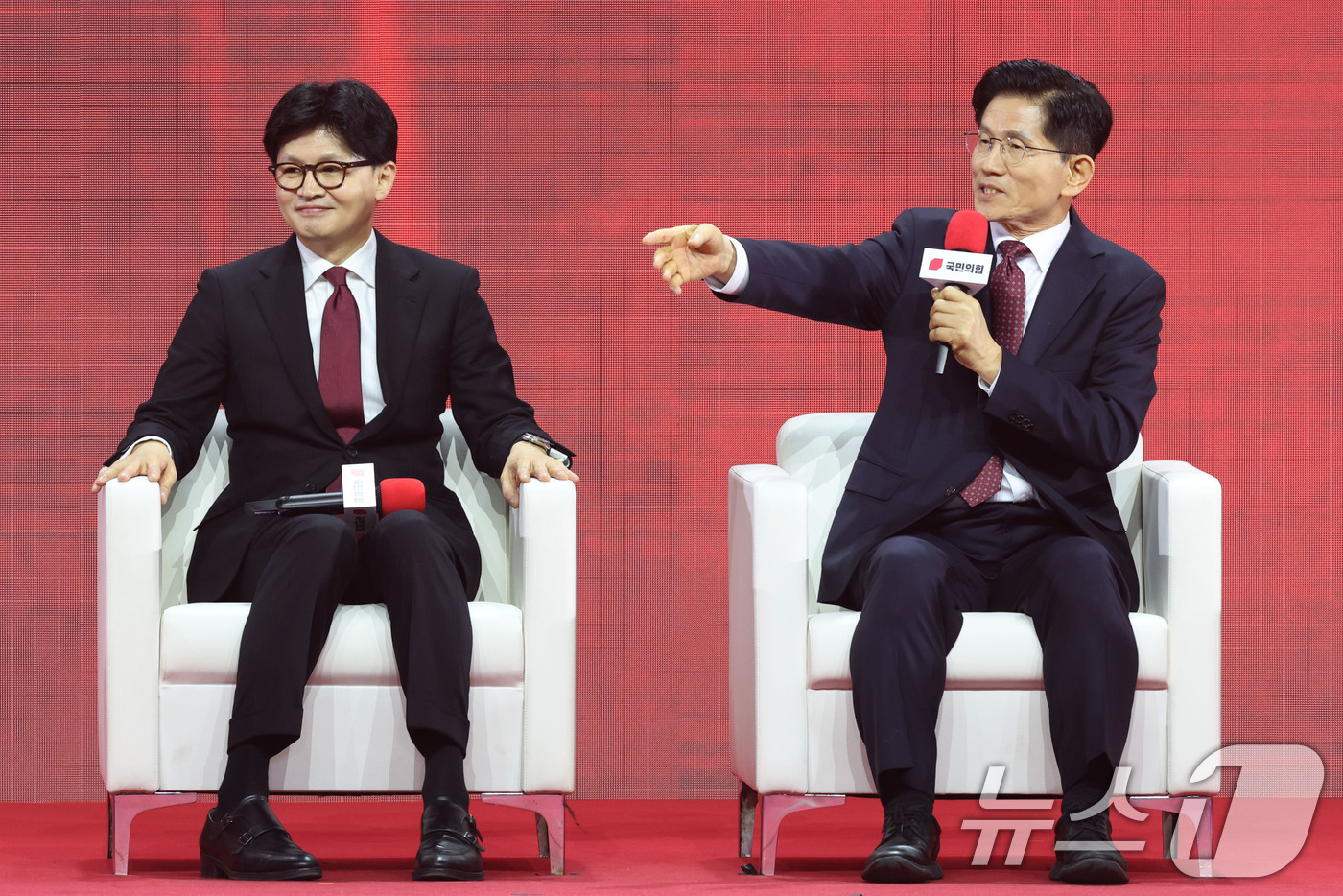 (고양=뉴스1) 이광호 기자 = 김문수 국민의힘 대선 경선 후보가 3일 경기 고양시 킨텍스에서 열린 5차 전당대회 후보자 이벤트 시간에 사회자의 질문에 답하며 아내를 소개하고 있다 …