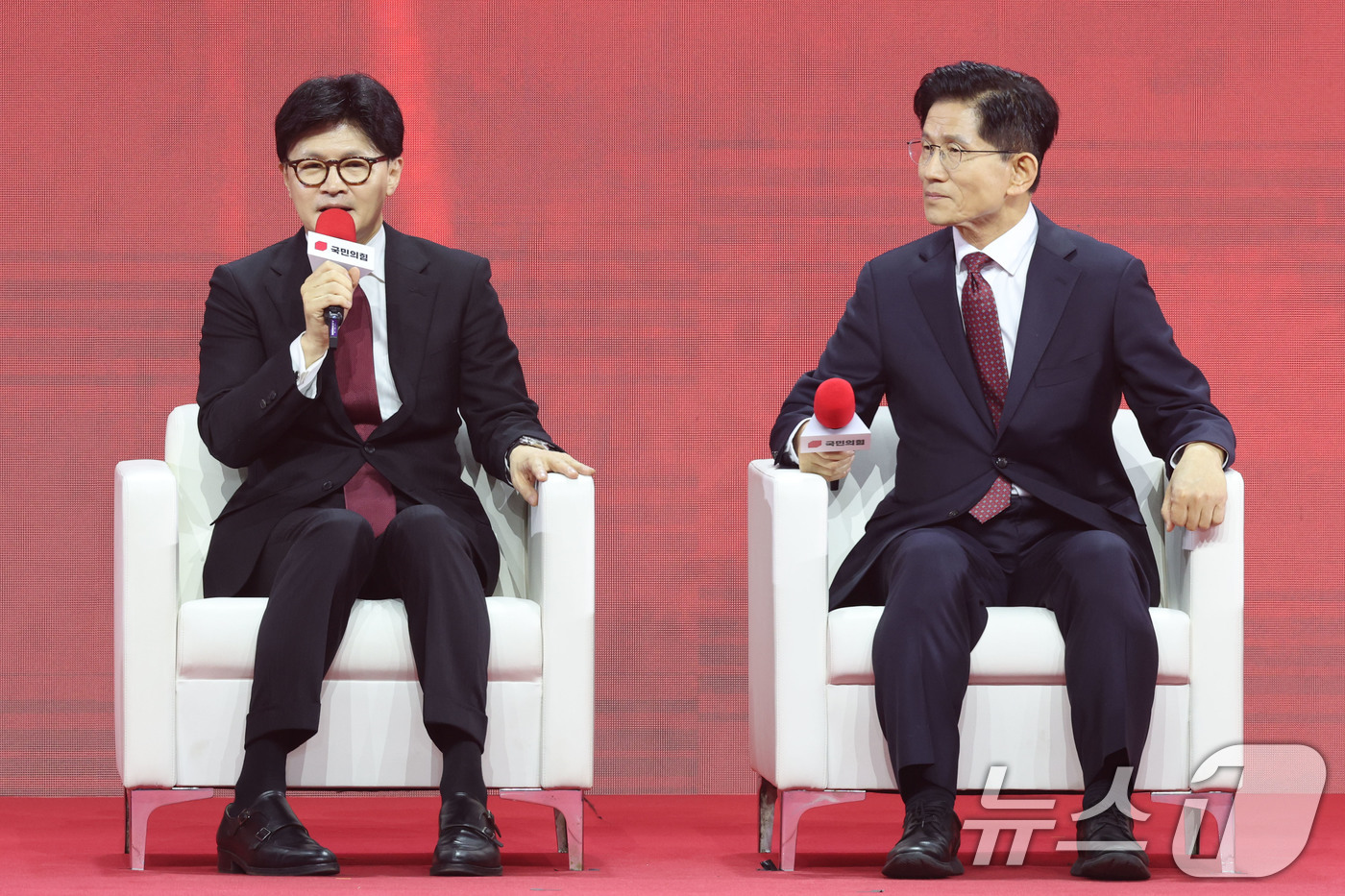 (고양=뉴스1) 이광호 기자 = 한동훈 국민의힘 대선 경선 후보가 3일 경기 고양시 킨텍스에서 열린 5차 전당대회 후보자 이벤트 시간에 사회자의 질문에 답하고 있다. 오른쪽은 김문 …