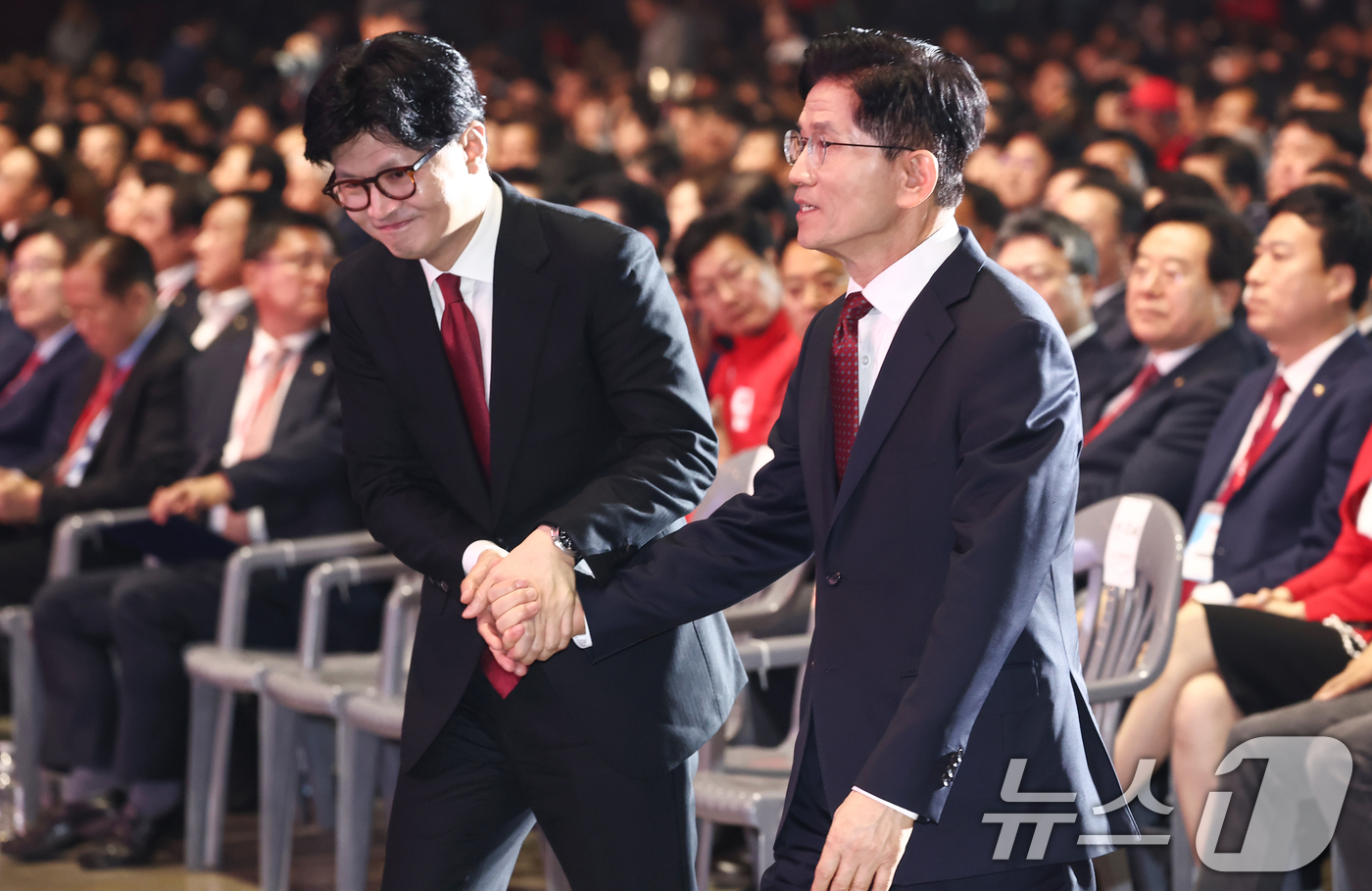 (고양=뉴스1) 김민지 기자 = 김문수(오른쪽), 한동훈 국민의힘 대선 경선 후보가 3일 오후 경기 고양시 킨텍스에서 열린 제5차 전당대회에서 제21대 대통령선거 최종 후보 선출을 …