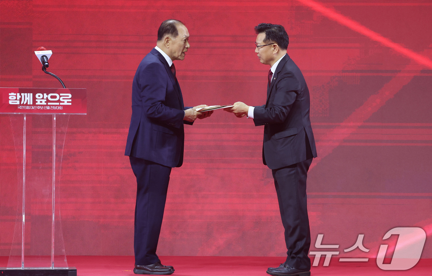(고양=뉴스1) 이광호 기자 = 황우여 국민의힘 선거관리위원장(왼쪽)이 3일 경기 고양시 킨텍스에서 열린 5차 전당대회에서 이양수 사무총장으로부터 투표결과 및 여론조사 결과를 받아 …