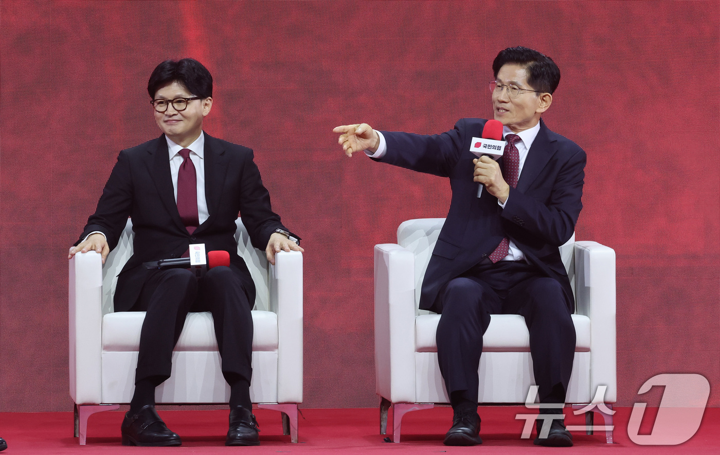 (고양=뉴스1) 이광호 기자 = 김문수 국민의힘 대선 경선 후보가 3일 오후 경기 고양시 킨텍스에서 열린 제5차 전당대회에서 제21대 대통령선거 최종 후보 선출을 위한 개표 결과를 …