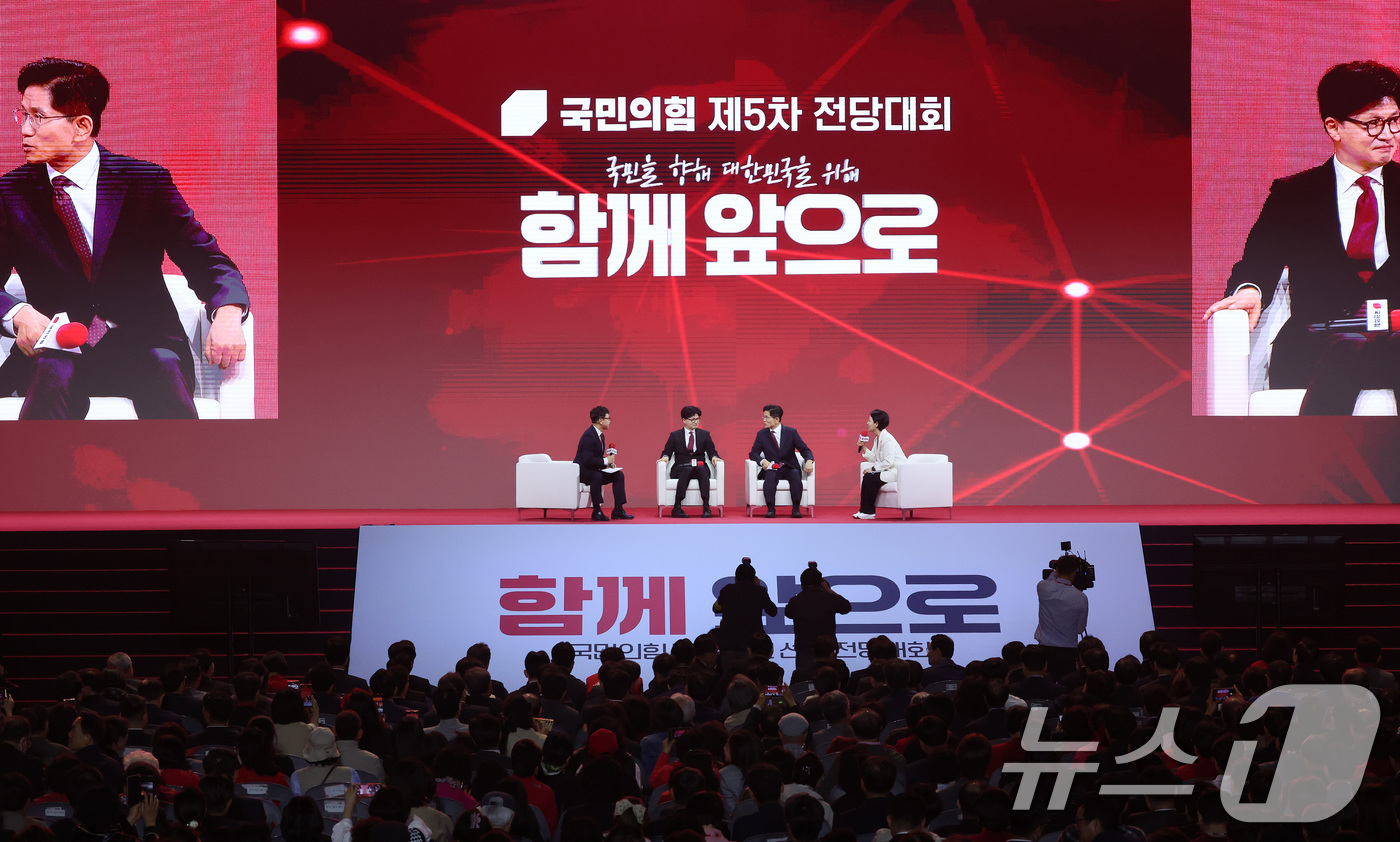 (고양=뉴스1) 이광호 기자 = 김문수, 한동훈 국민의힘 대선 경선 후보가 3일 오후 경기 고양시 킨텍스에서 열린 제5차 전당대회에서 제21대 대통령선거 최종 후보 선출을 위한 개 …