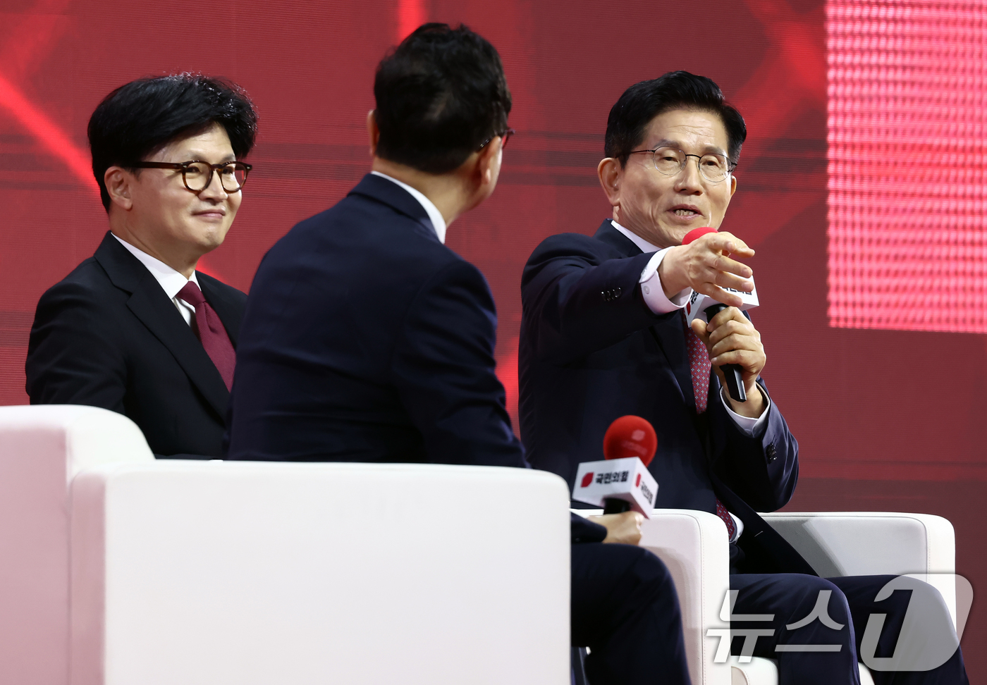 (고양=뉴스1) 김민지 기자 = 김문수 국민의힘 대선 경선 후보가 3일 오후 경기 고양시 킨텍스에서 열린 제5차 전당대회에서 제21대 대통령선거 최종 후보 선출을 위한 개표 결과를 …