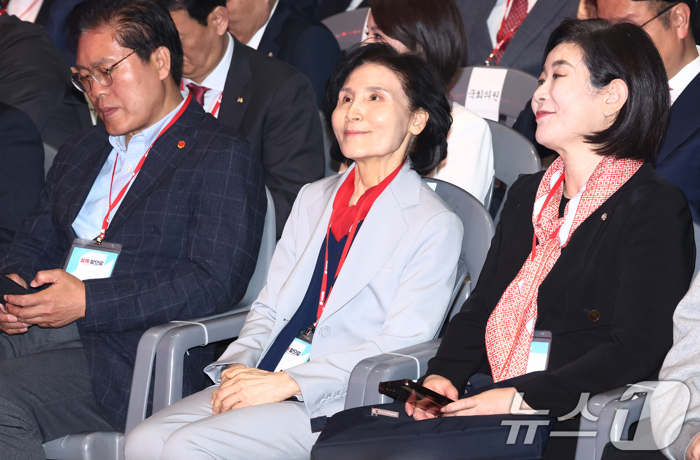 (고양=뉴스1) 김민지 기자 = 김문수 국민의힘 대선 경선 후보 아내 설난영 여사(가운데)가 3일 오후 경기 고양시 킨텍스에서 열린 제5차 전당대회에 참석해 자리하고 있다. 202 …