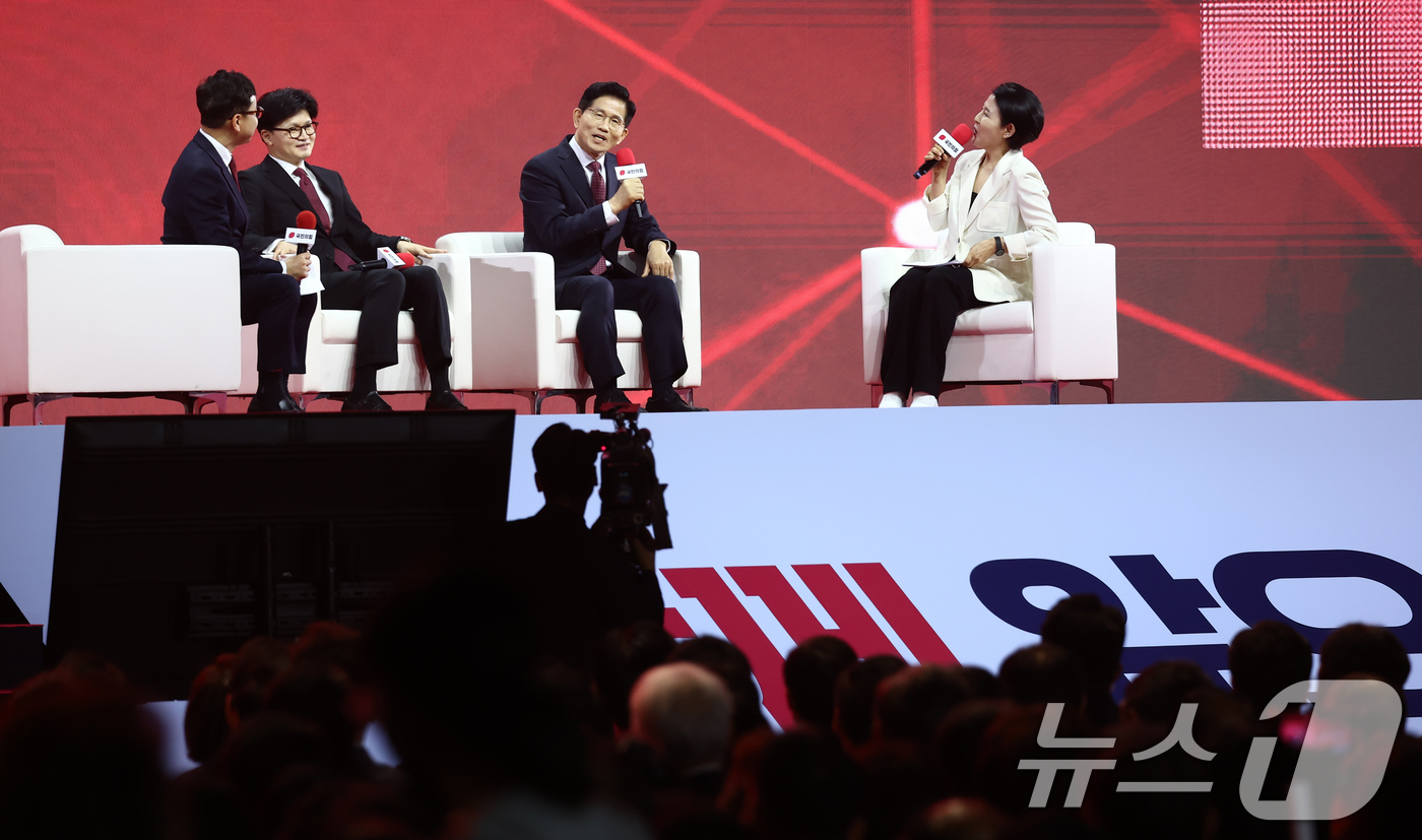 (고양=뉴스1) 김민지 기자 = 국민의힘 김문수, 한동훈 대선 경선 후보가 3일 오후 경기 고양시 킨텍스에서 열린 제5차 전당대회에서 제21대 대통령선거 최종 후보 선출을 위한 개 …