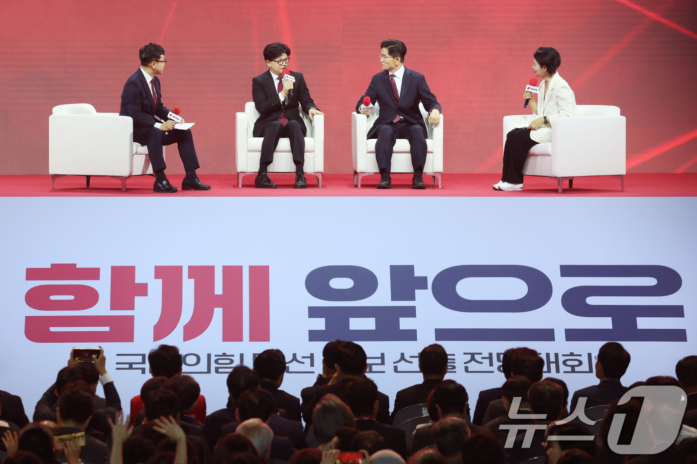 (고양=뉴스1) 이광호 기자 = 한동훈, 김문수 국민의힘 대선 경선 후보가 3일 경기 고양시 킨텍스에서 열린 5차 전당대회 후보자 이벤트 시간에 사회자의 질문에 답하고 있다. 20 …