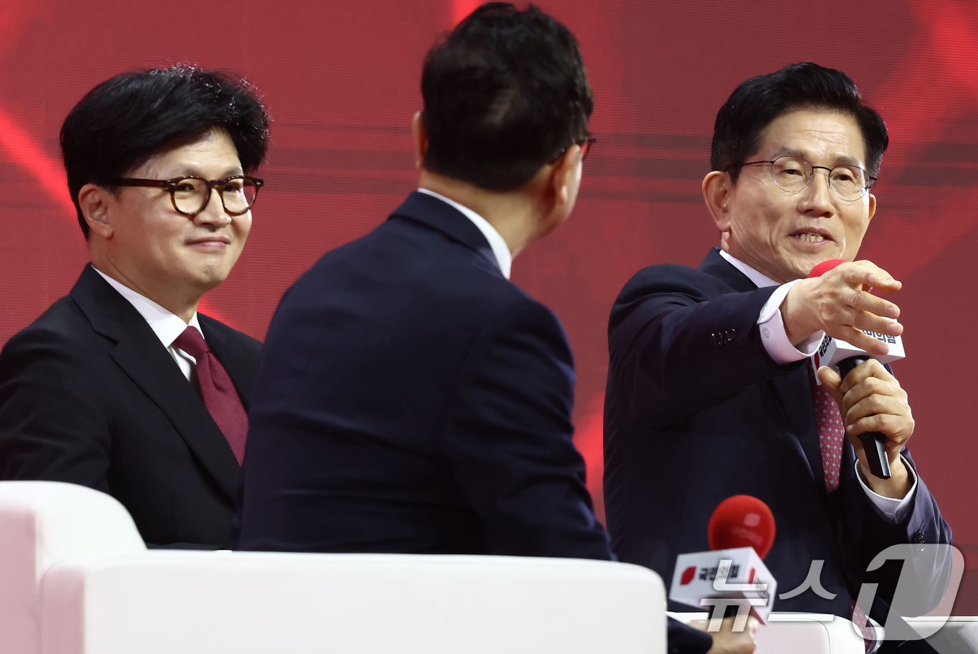 (고양=뉴스1) 김민지 기자 = 김문수 국민의힘 대선 경선 후보 3일 오후 경기 고양시 킨텍스에서 열린 제5차 전당대회에서 제21대 대통령선거 최종 후보 선출을 위한 개표 결과를 …