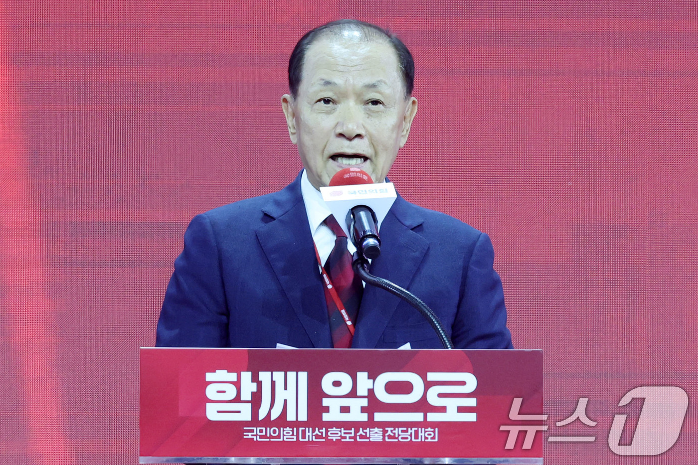 (고양=뉴스1) 이광호 기자 = 황우여 국민의힘 선거관리위원장이 3일 경기 고양시 킨텍스에서 열린 5차 전당대회에서 인사말을 하고 있다. 2025.5.3/뉴스1