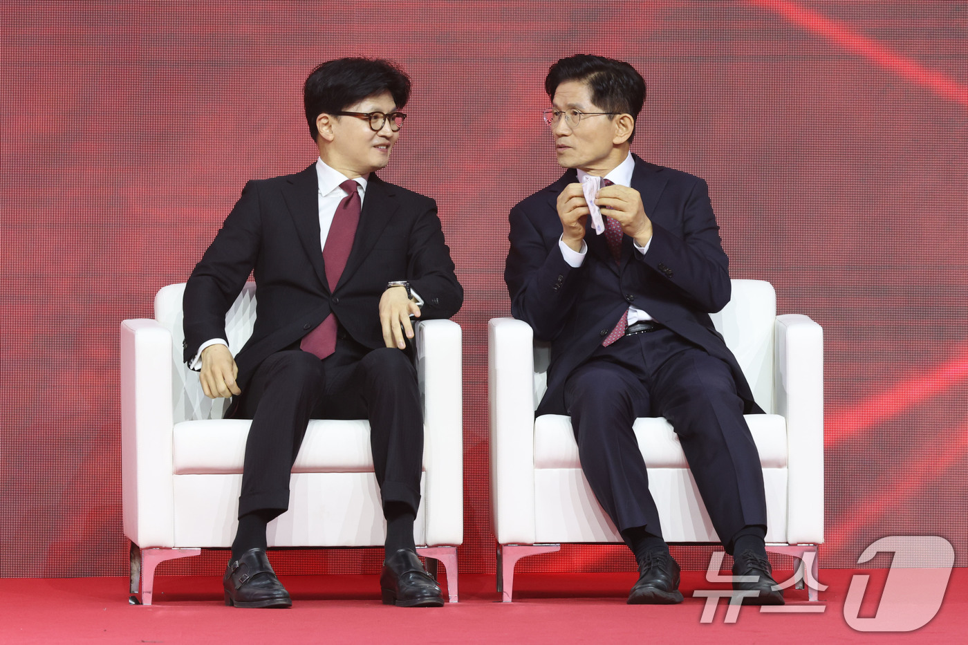 (고양=뉴스1) 이광호 기자 = 김문수(오른쪽), 한동훈 국민의힘 대선 경선 후보가 3일 경기 고양시 킨텍스에서 열린 5차 전당대회에서 개표결과를 기다리며 대화하고 있다. 2025 …