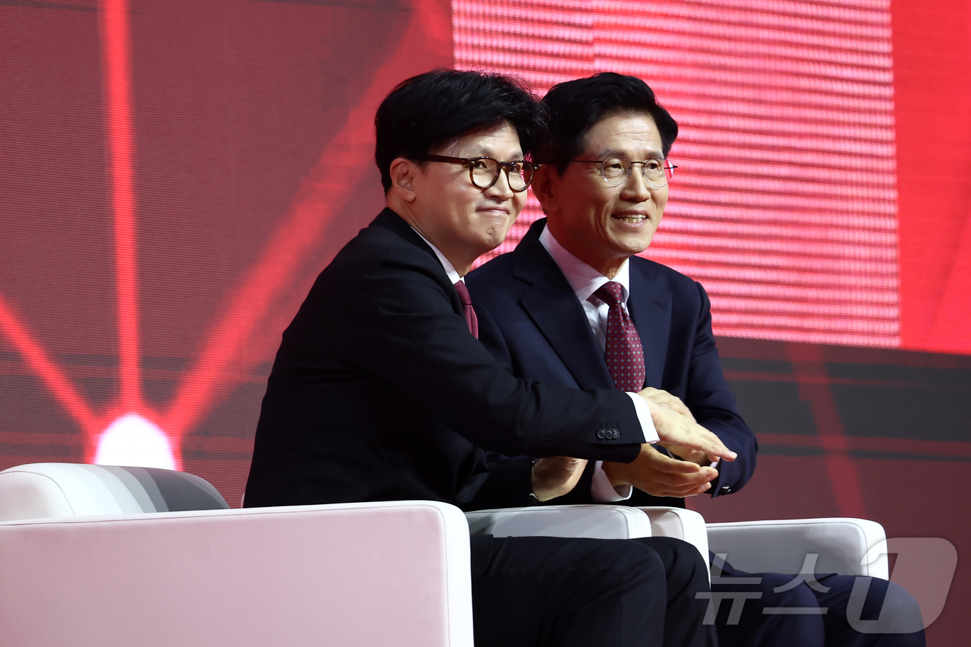 (고양=뉴스1) 김민지 기자 = 김문수 국민의힘 대통령 후보가 3일 경기 고양시 킨텍스에서 열린 5차 전당대회에서 최종 후보로 확정된 뒤 한동훈 후보와 악수하고 있다. 2025.5 …