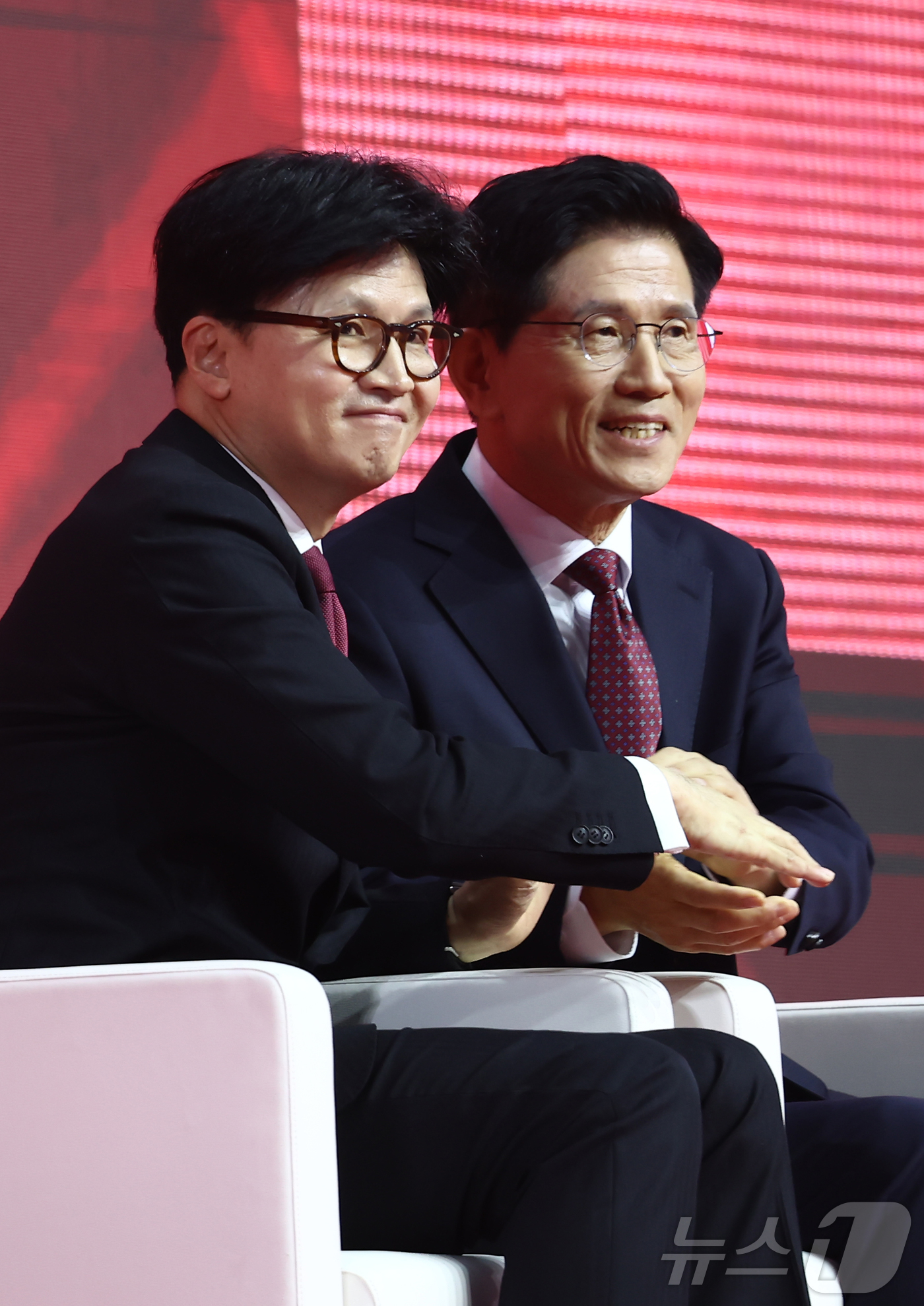 (고양=뉴스1) 김민지 기자 = 김문수 국민의힘 대통령 후보가 3일 경기 고양시 킨텍스에서 열린 5차 전당대회에서 최종 후보로 확정된 뒤 한동훈 후보와 악수하고 있다. 2025.5 …