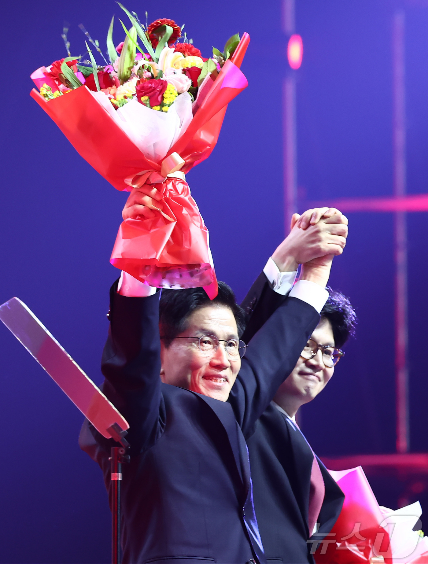 (고양=뉴스1) 김민지 기자 = 김문수 국민의힘 대통령 후보가 3일 경기 고양시 킨텍스에서 열린 5차 전당대회에서 최종 후보로 확정된 뒤 한동훈 대선 경선 후보와 손을 잡고 있다. …