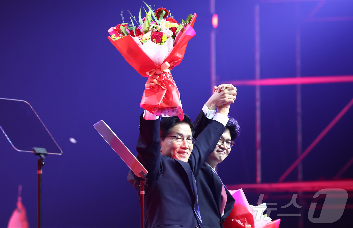 (고양=뉴스1) 김민지 기자 = 김문수 국민의힘 대통령 후보가 3일 경기 고양시 킨텍스에서 열린 5차 전당대회에서 최종 후보로 확정된 뒤 한동훈 후보의 축하를 받고 있다.  202 …