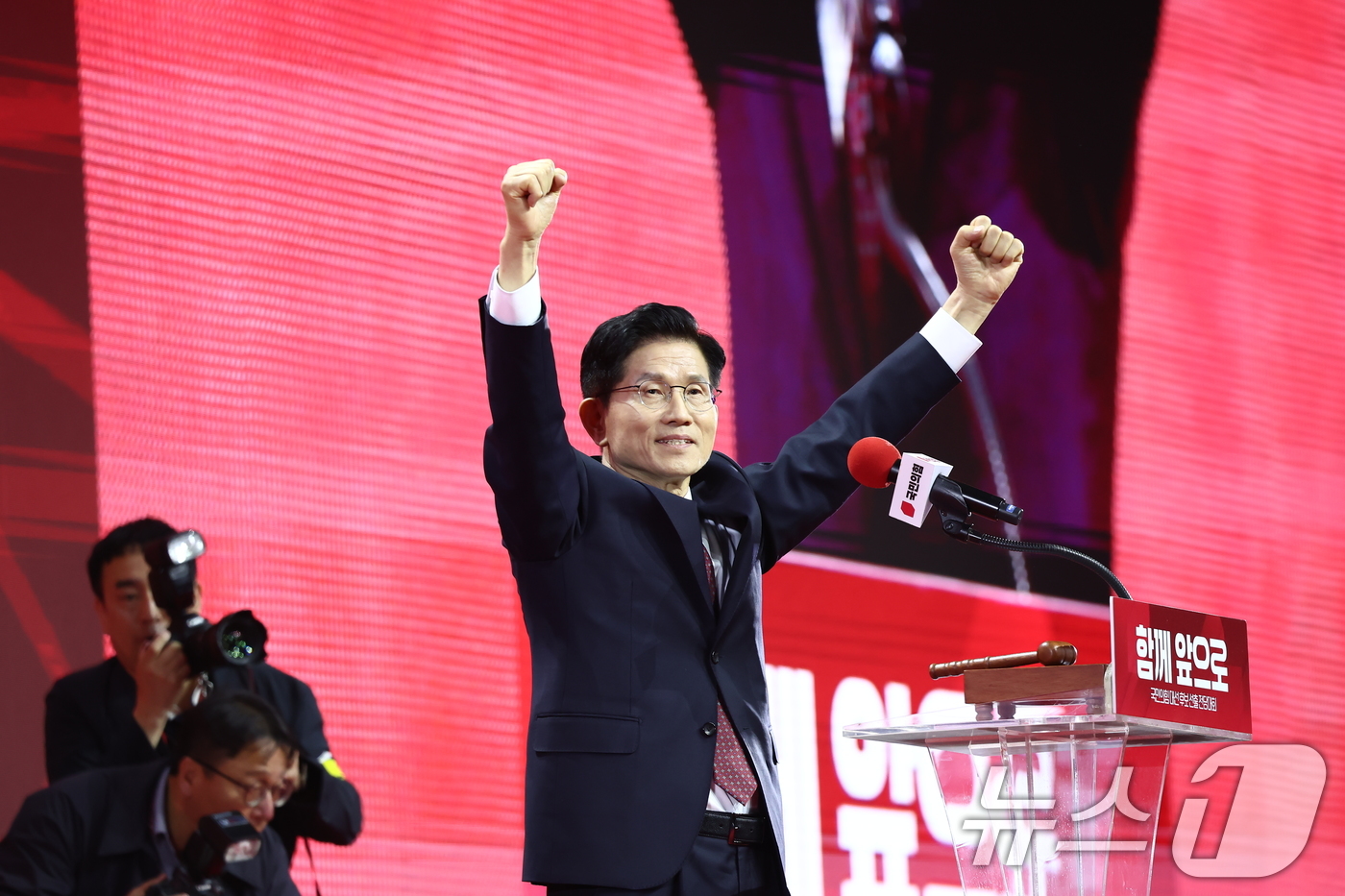 (고양=뉴스1) 김민지 기자 = 김문수 국민의힘 대통령 후보가 3일 경기 고양시 킨텍스에서 열린 5차 전당대회에서 최종 후보로 확정된 뒤 두손을 번쩍 들고 있다. 2025.5.3/ …