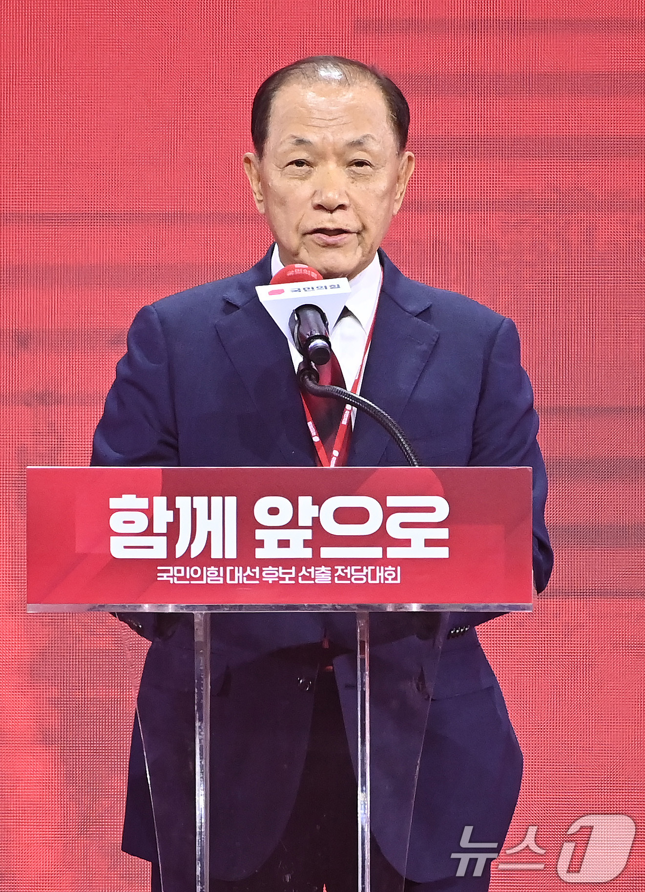 (고양=뉴스1) 이광호 기자 = 황우여 국민의힘 선거관리위원장이 3일 경기 고양시 킨텍스에서 열린 5차 전당대회에서 김문수 대통령 후보 확정을 발표하고 있다. (공동취재) 2025 …