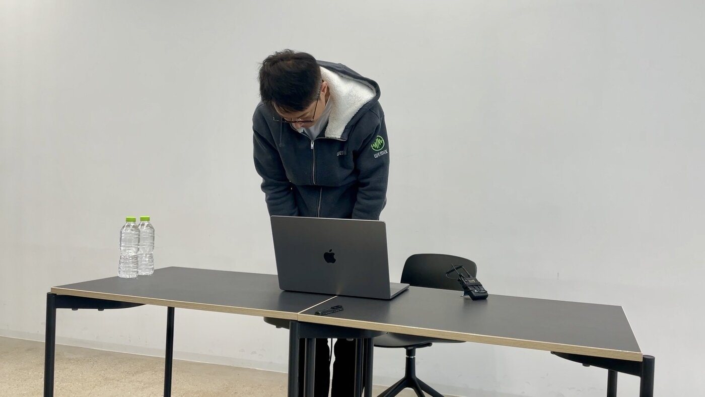 본문 이미지 - 김석환 위믹스 재단 대표가 3일 판교 테크원타워에서 기자회견을 열고 위믹스 상장 폐지에 대해 사과하고 있다.&#40;게임기자단 제공. 재판매 및 DB금지&#41;2025.5.3/뉴스1