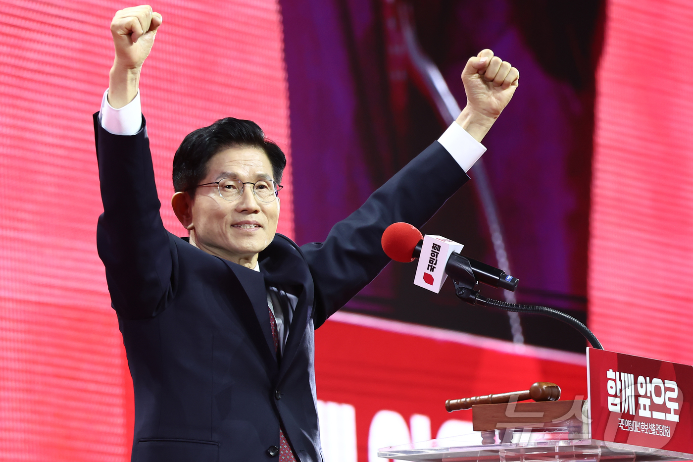 (고양=뉴스1) 김민지 기자 = 김문수 국민의힘 대통령 후보가 3일 경기 고양시 킨텍스에서 열린 5차 전당대회에서 최종 후보로 확정된 뒤 두손을 번쩍 들고 있다. 2025.5.3/ …