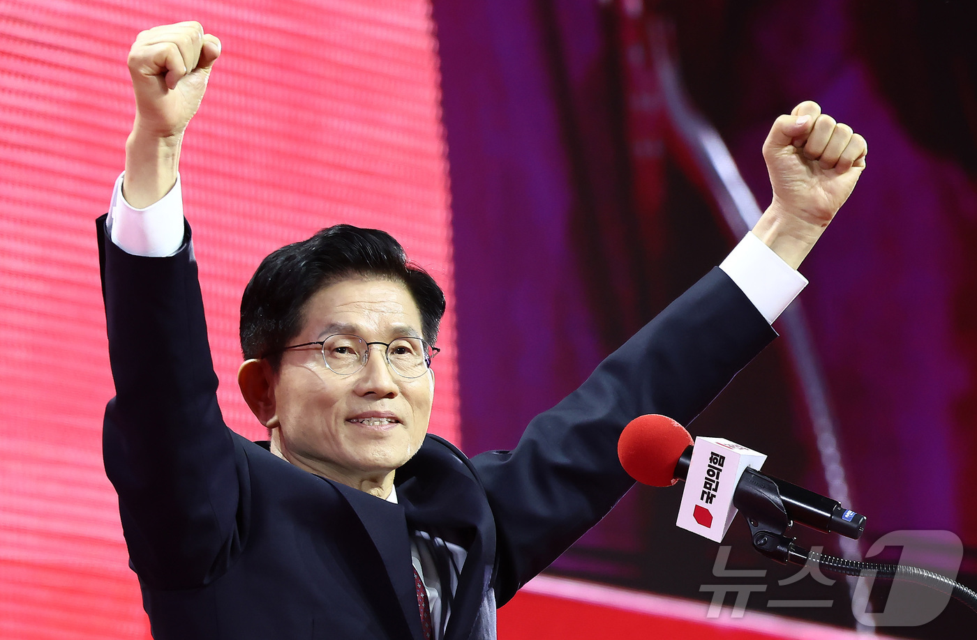 (고양=뉴스1) 김민지 기자 = 김문수 국민의힘 대통령 후보가 3일 경기 고양시 킨텍스에서 열린 5차 전당대회에서 최종 후보로 확정된 뒤 주먹을 불끈 쥐며 기뻐하고 있다. 2025 …