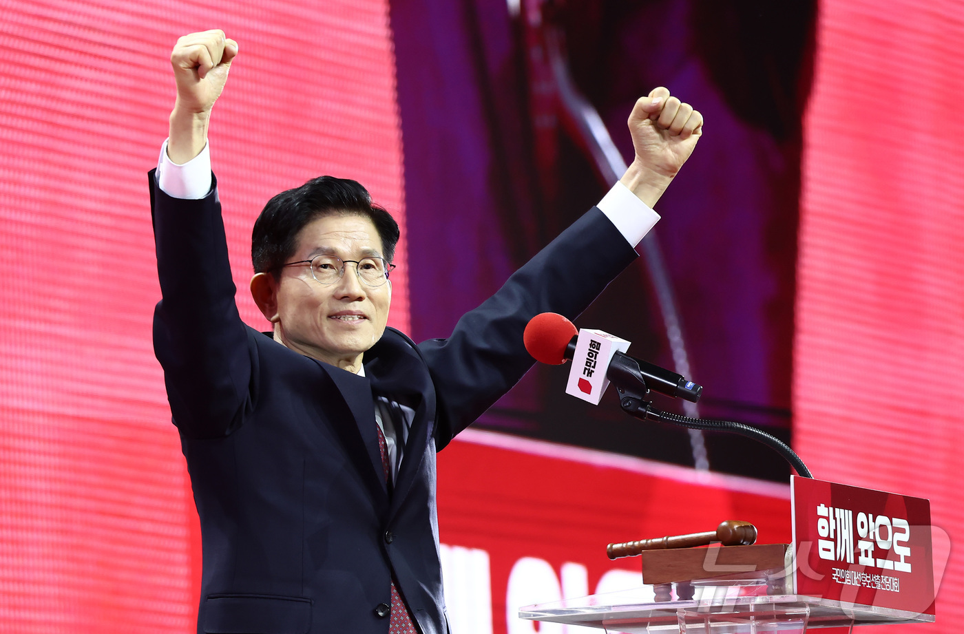 (고양=뉴스1) 김민지 기자 = 김문수 국민의힘 대통령 후보가 3일 경기 고양시 킨텍스에서 열린 5차 전당대회에서 최종 후보로 확정된 뒤 주먹을 불끈 쥐며 기뻐하고 있다. 2025 …