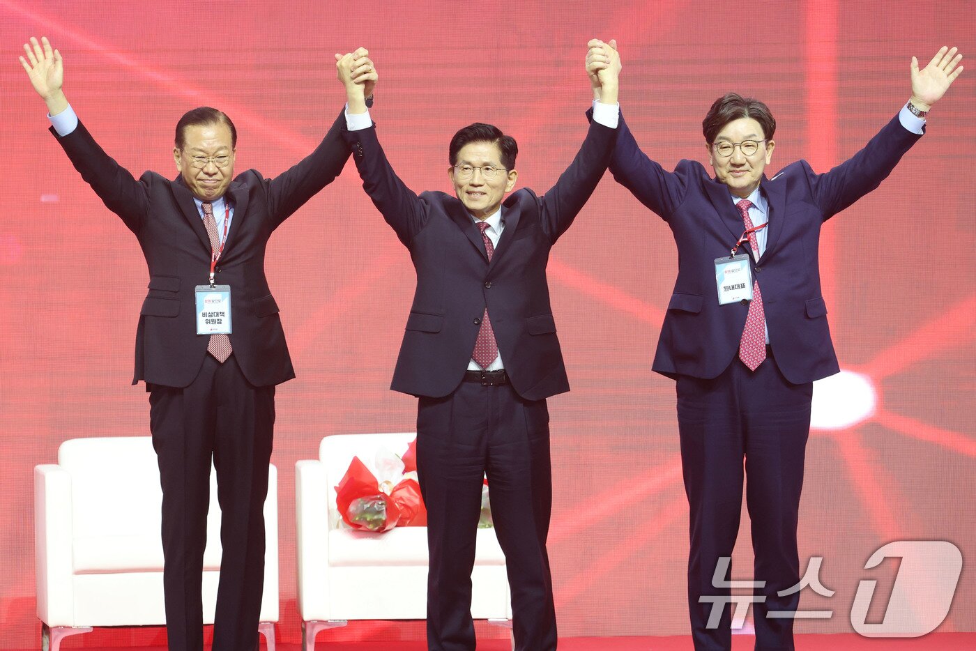본문 이미지 - 제21대 대통령선거 국민의힘 후보자로 선출된 김문수 후보가 3일 경기 고양시 킨텍스에서 열린 5차 전당대회에서 권영세 비상대책위원장, 권성동 원내대표와 손을 맞잡아 들어보이고 있다. 2025.5.3/뉴스1 ⓒ News1 이광호 기자