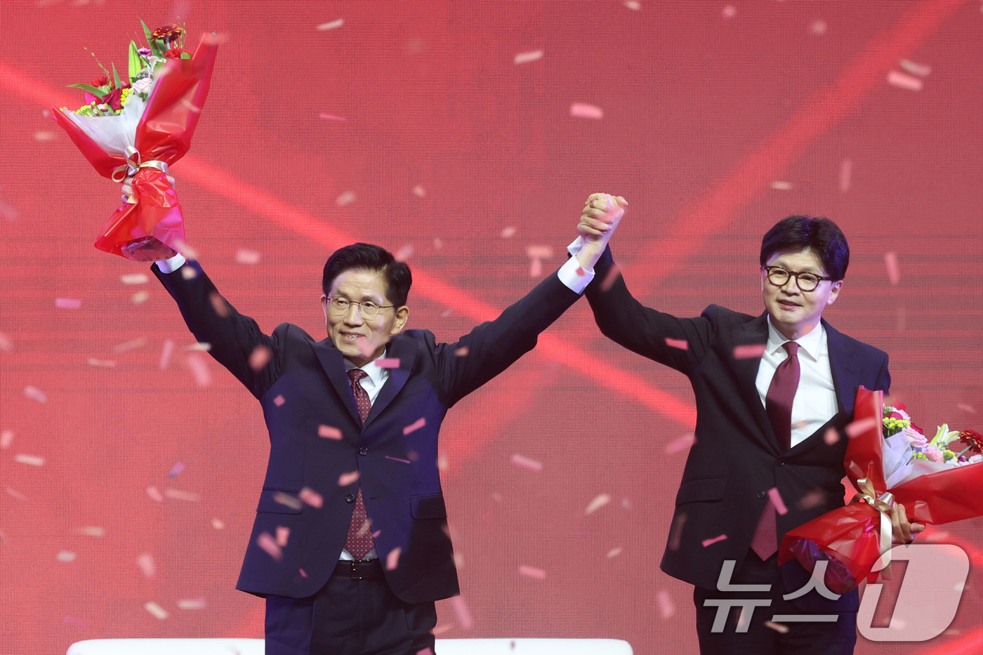 (고양=뉴스1) 이광호 기자 = 제21대 대통령선거 국민의힘 후보자로 선출된 김문수 후보가 3일 경기 고양시 킨텍스에서 열린 5차 전당대회에서 꽃다발을 들고 인사하고 있다. 202 …