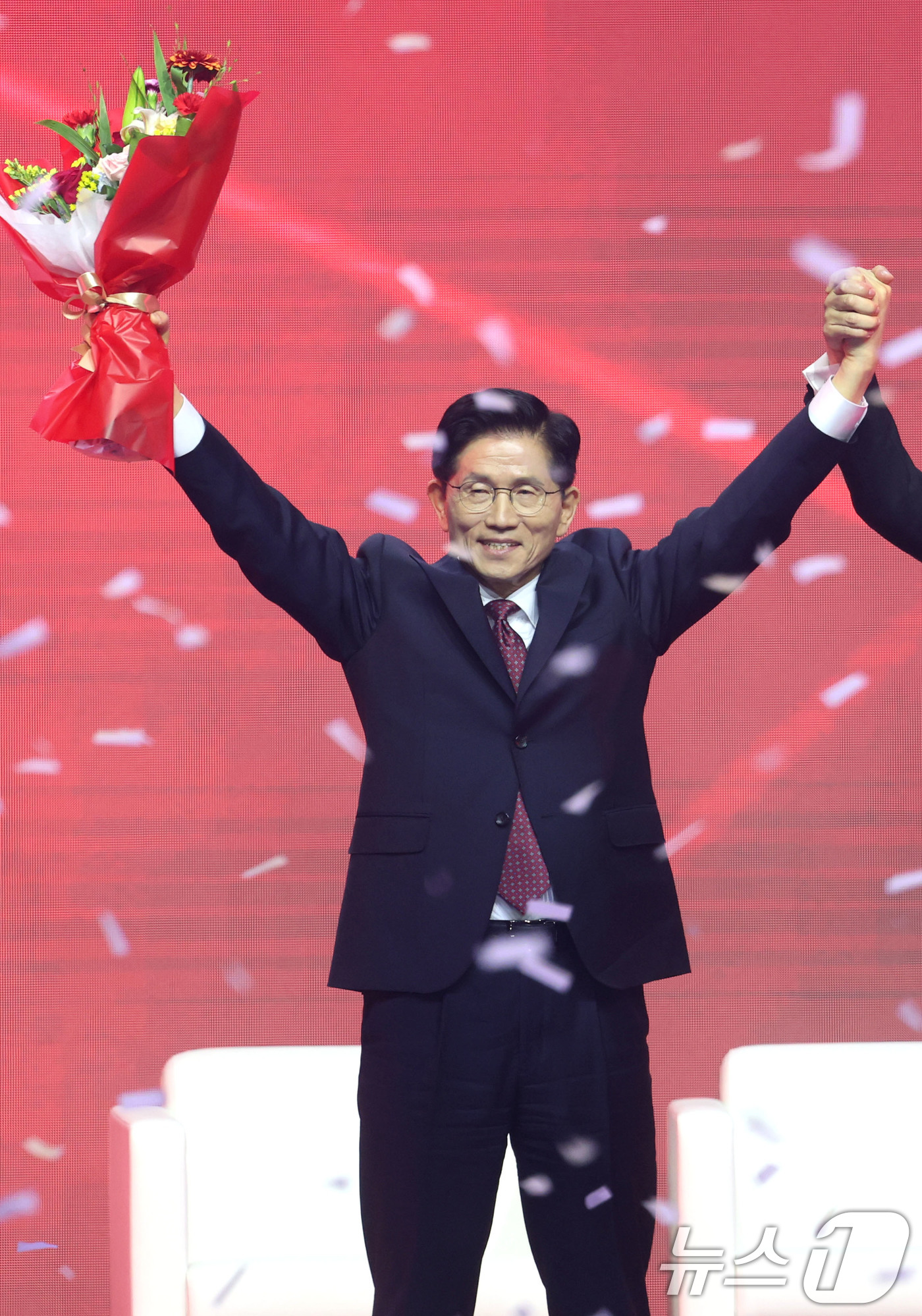 (고양=뉴스1) 이광호 기자 = 제21대 대통령선거 국민의힘 후보자로 선출된 김문수 후보가 3일 경기 고양시 킨텍스에서 열린 5차 전당대회에서 꽃다발을 들고 인사하고 있다. 202 …
