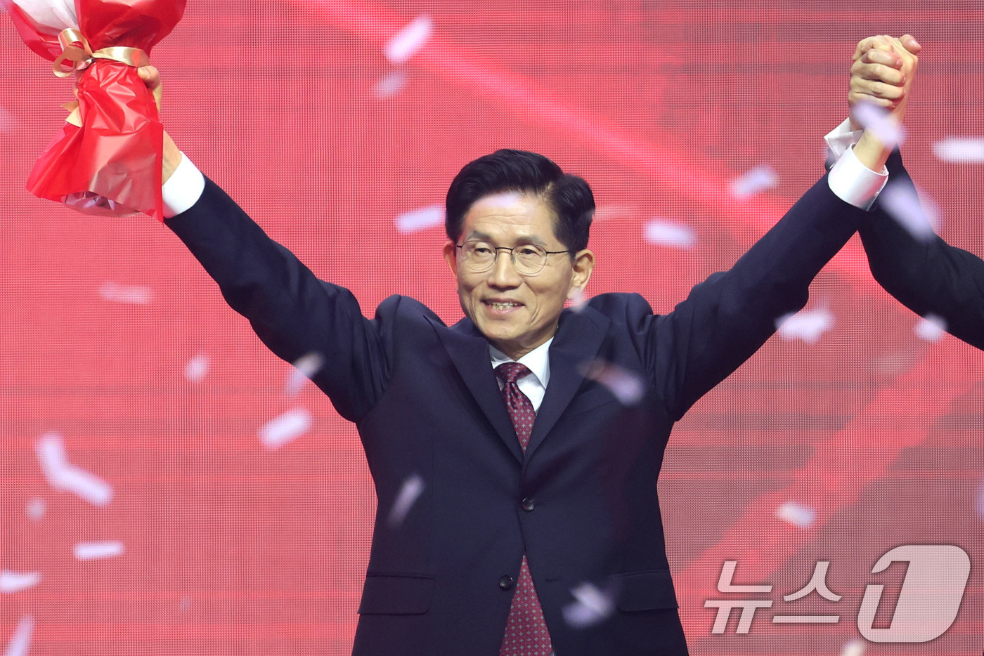 (고양=뉴스1) 이광호 기자 = 제21대 대통령선거 국민의힘 후보자로 선출된 김문수 후보가 3일 경기 고양시 킨텍스에서 열린 5차 전당대회에서 꽃다발을 들고 인사하고 있다. 202 …