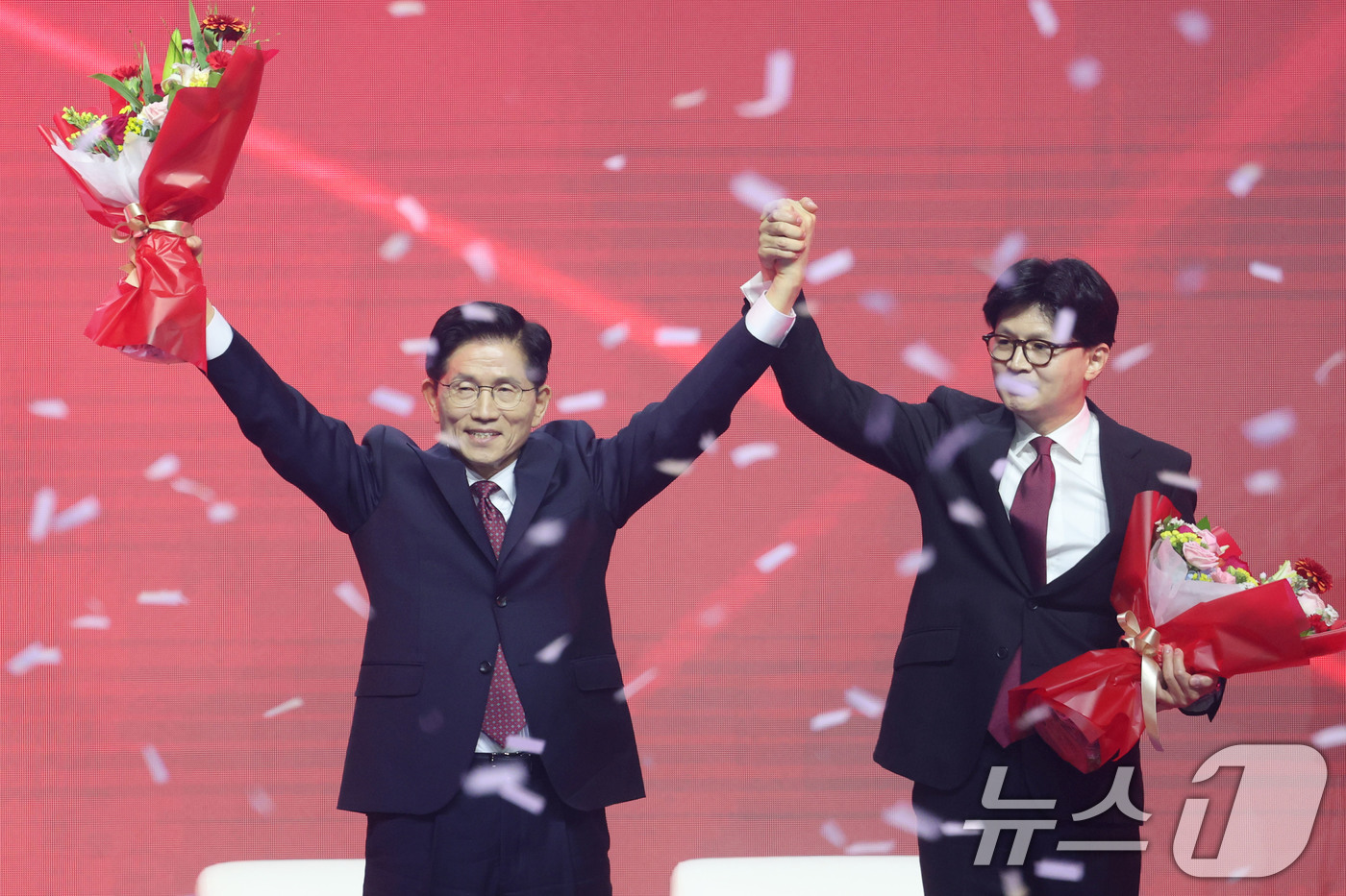 (고양=뉴스1) 이광호 기자 = 제21대 대통령선거 국민의힘 후보자로 선출된 김문수 후보가 3일 경기 고양시 킨텍스에서 열린 5차 전당대회에서 꽃다발을 들고 인사하고 있다. 202 …