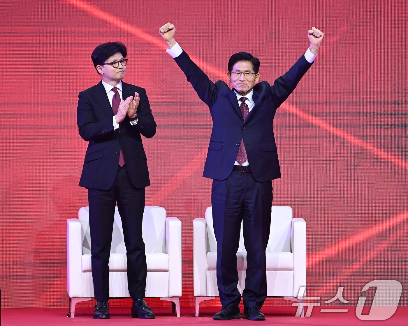 (고양=뉴스1) 이광호 기자 = 김문수 국민의힘 대통령 후보가 3일 경기 고양시 킨텍스에서 열린 5차 전당대회에서 최종 후보로 확정된 뒤 두손을 번쩍 들고 있다. 왼쪽은 손뼉치는 …