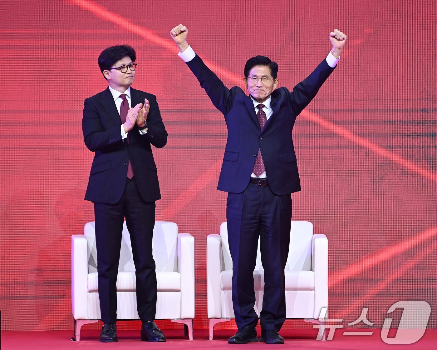 본문 이미지 - 김문수 국민의힘 대통령 후보가 3일 경기 고양시 킨텍스에서 열린 5차 전당대회에서 최종 후보로 확정된 뒤 두손을 번쩍 들고 있다. 왼쪽은 손뼉치는 한동훈 대선 경선 후보. &#40;공동취재&#41; 2025.5.3/뉴스1 ⓒ News1 이광호 기자