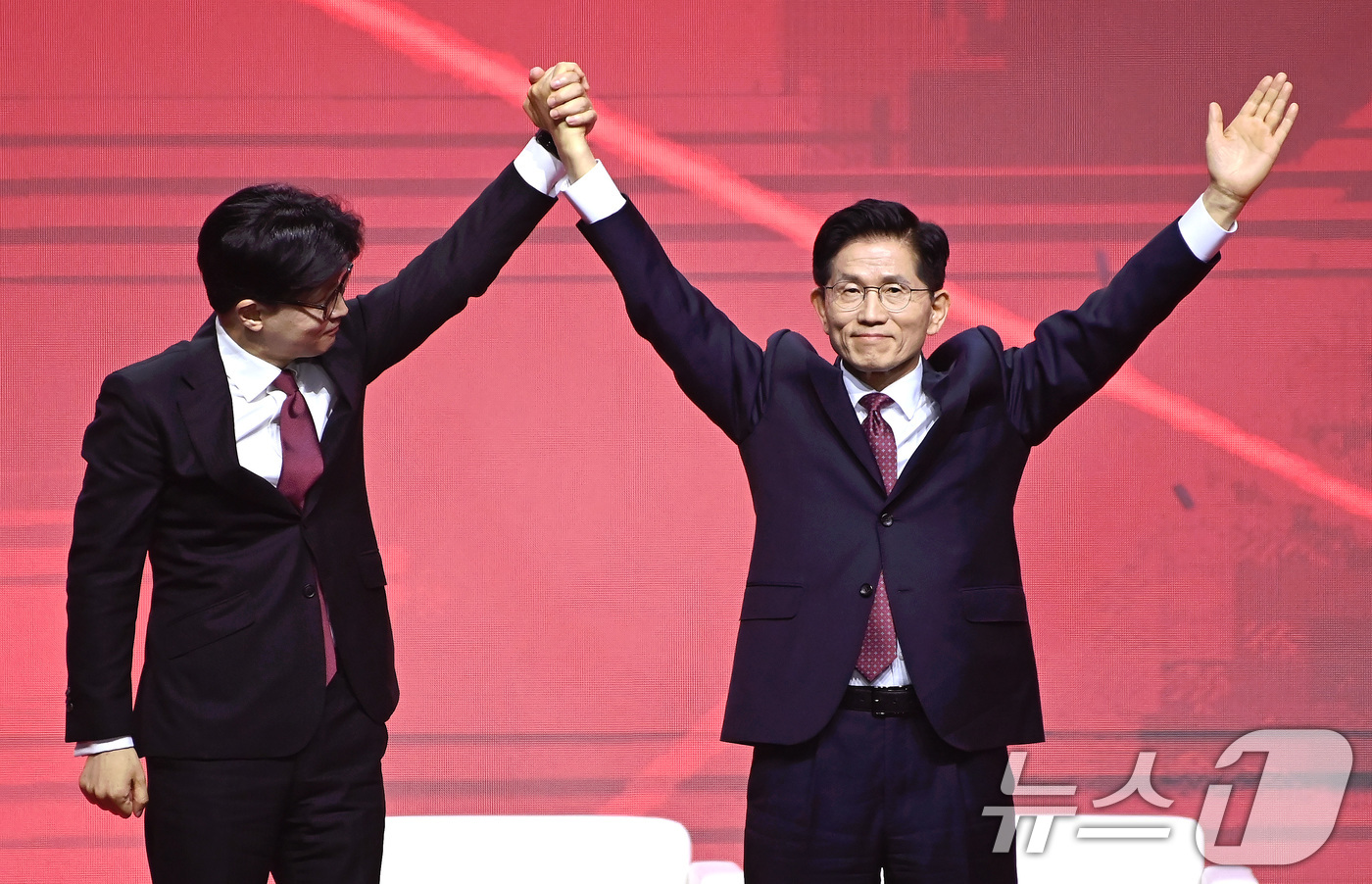 (고양=뉴스1) 이광호 기자 = 김문수 국민의힘 대통령 후보가 3일 경기 고양시 킨텍스에서 열린 5차 전당대회에서 최종 후보로 확정된 뒤 두손을 번쩍 들고 있다. 왼쪽은 한동훈 대 …