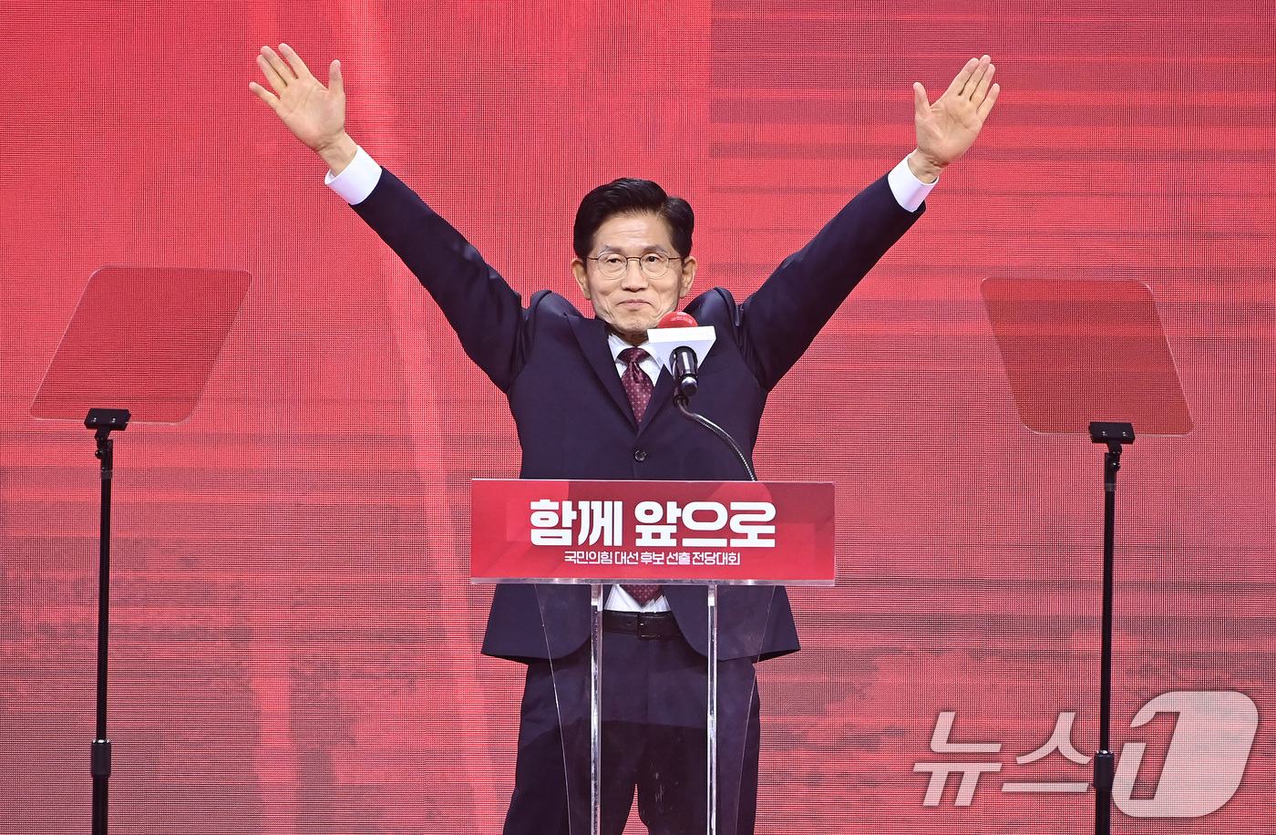 (고양=뉴스1) 이광호 기자 = 김문수 국민의힘 대통령 후보가 3일 경기 고양시 킨텍스에서 열린 5차 전당대회에서 최종 후보로 확정된 뒤 두손을 번쩍 들고 있다. (공동취재) 20 …