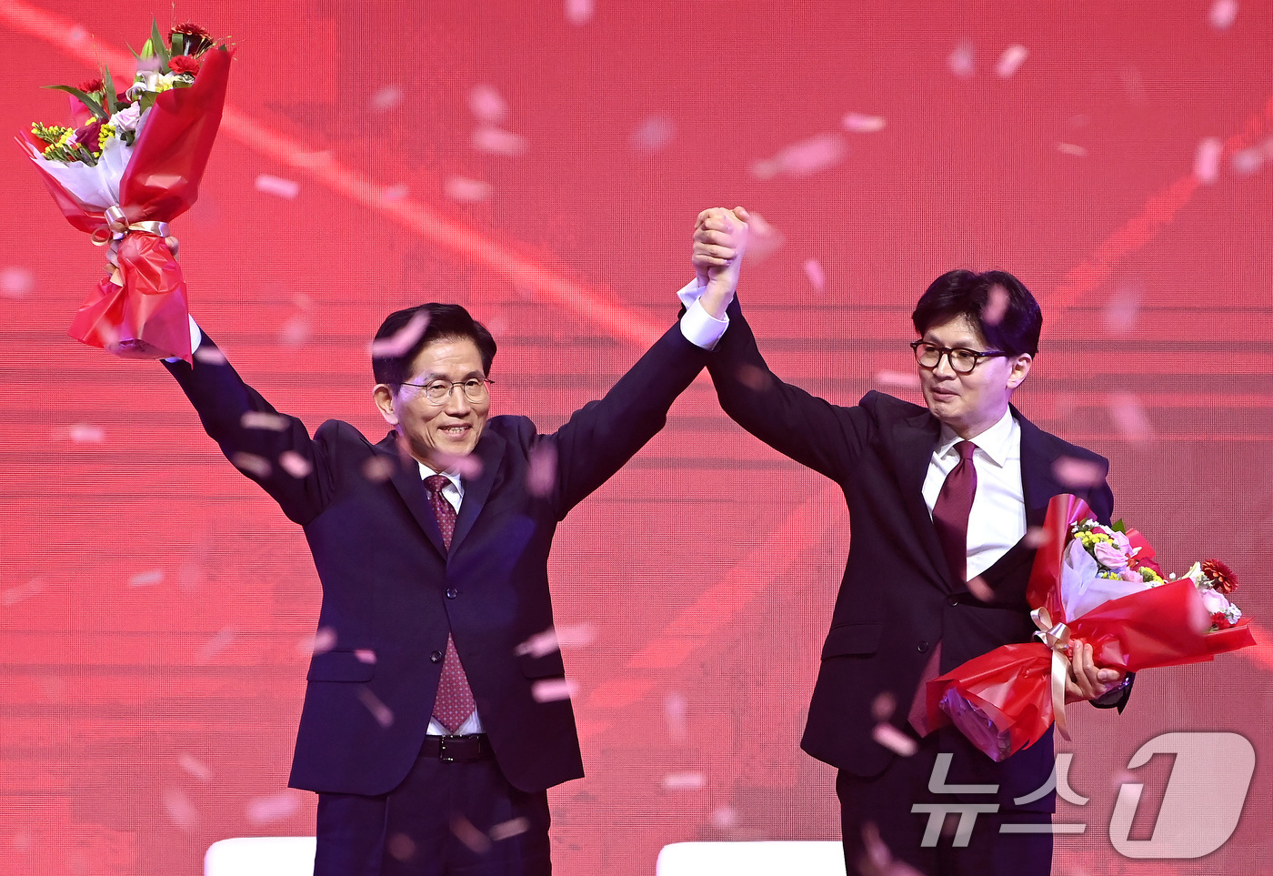 (고양=뉴스1) 이광호 기자 = 김문수 국민의힘 대통령 후보가 3일 경기 고양시 킨텍스에서 열린 5차 전당대회에서 최종 후보로 확정된 뒤 두손을 번쩍 들고 있다. 오른쪽은 한동훈 …