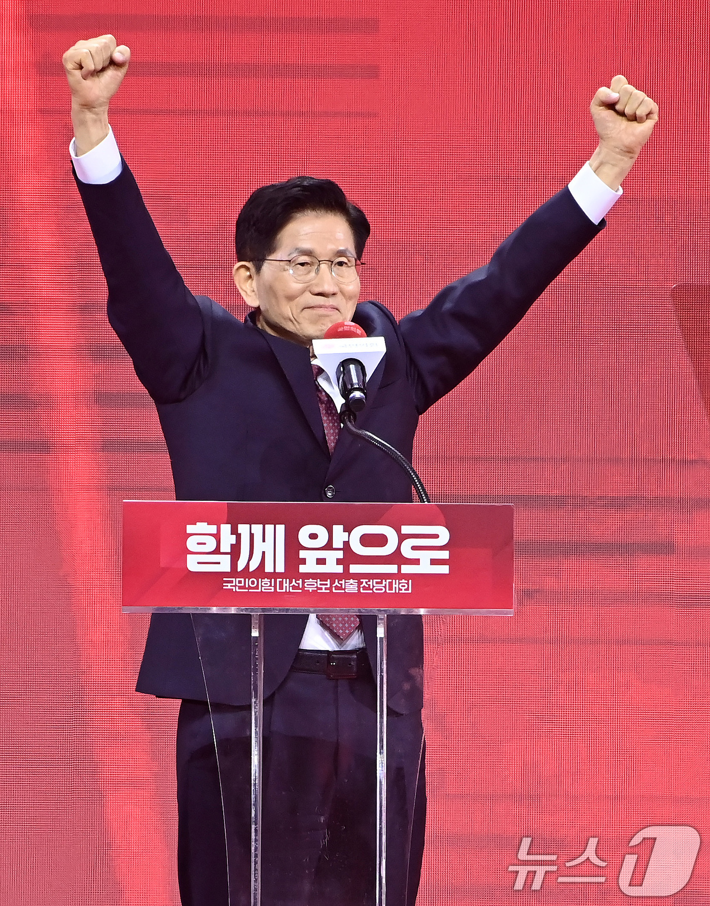 (고양=뉴스1) 이광호 기자 = 김문수 국민의힘 대통령 후보가 3일 경기 고양시 킨텍스에서 열린 5차 전당대회에서 최종 후보로 확정된 뒤 두손을 번쩍 들고 있다. (공동취재) 20 …
