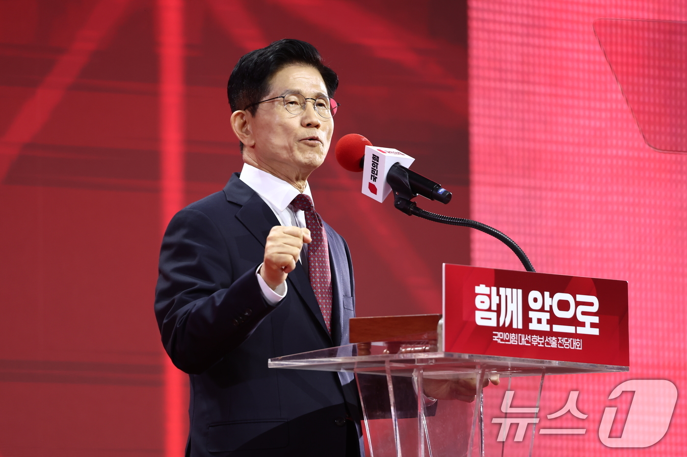 (고양=뉴스1) 김민지 기자 = 제21대 대통령선거 국민의힘 후보자로 선출된 김문수 후보가 3일 경기 고양시 킨텍스에서 열린 5차 전당대회에서 수락연설을 하고 있다.  2025.5 …