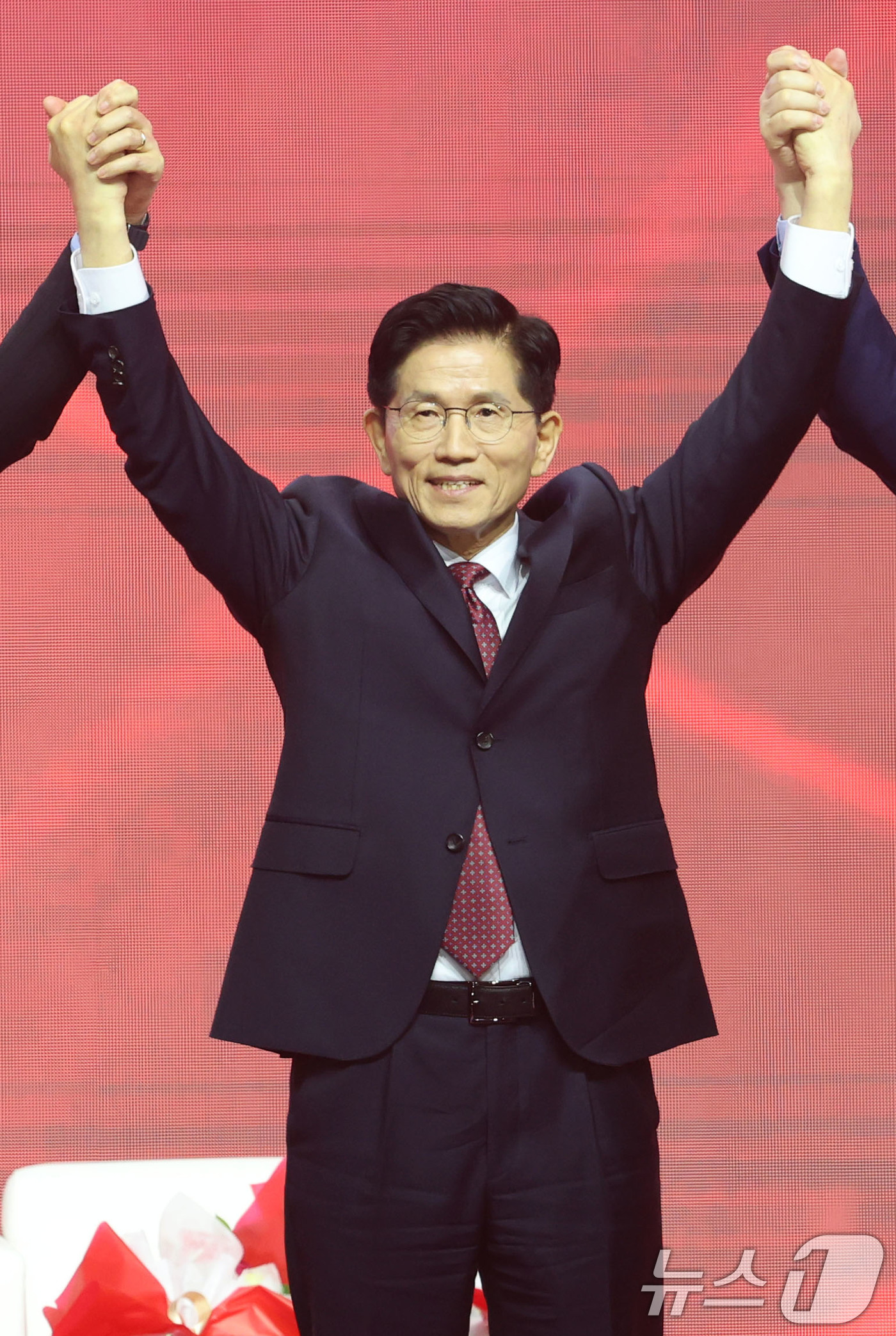 (고양=뉴스1) 이광호 기자 = 제21대 대통령선거 국민의힘 후보자로 선출된 김문수 후보가 3일 경기 고양시 킨텍스에서 열린 5차 전당대회에서 당지도부와 손을 들어보이며 인사하고 …
